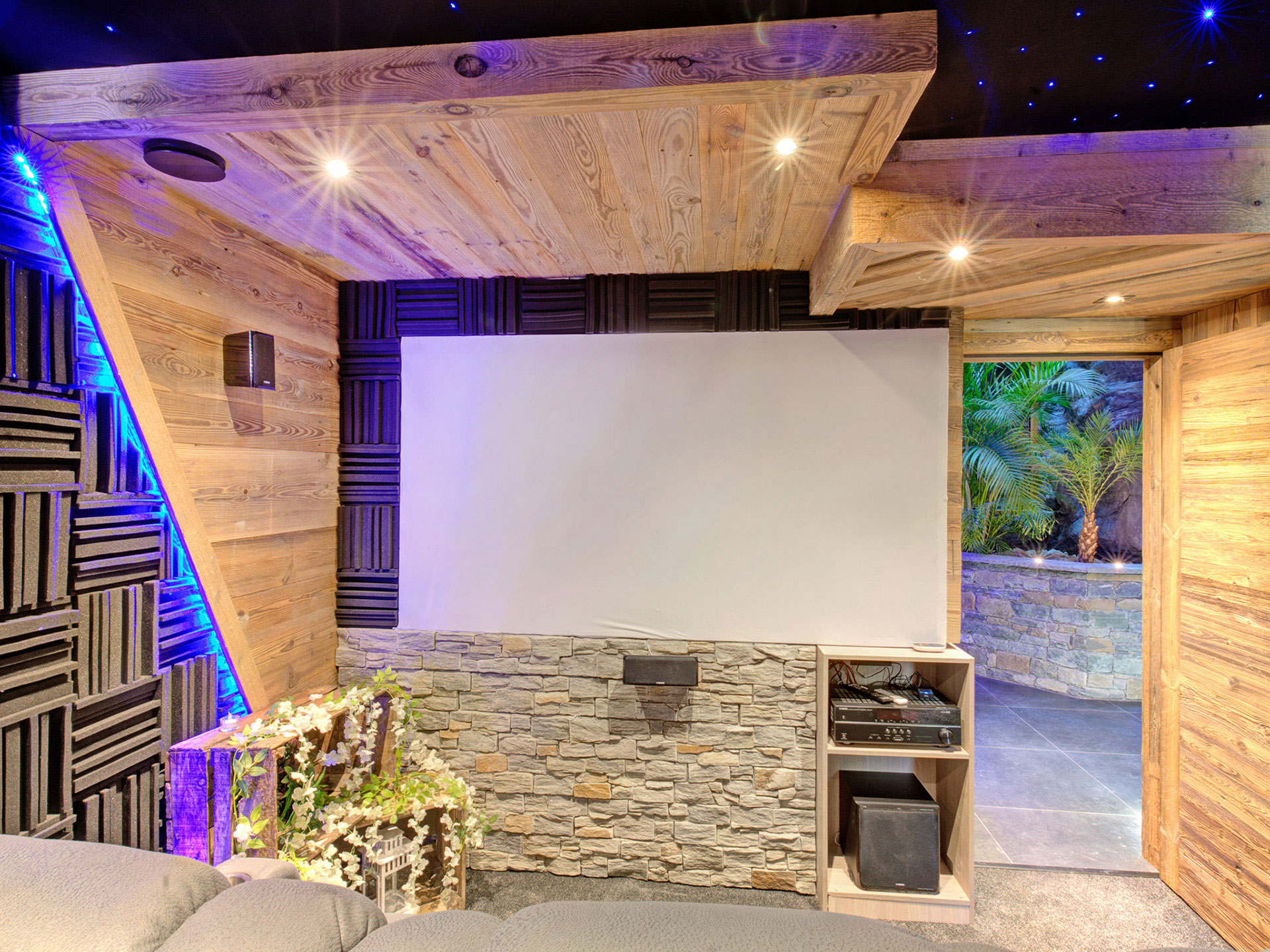 Kino mit Blick auf Leinwand
