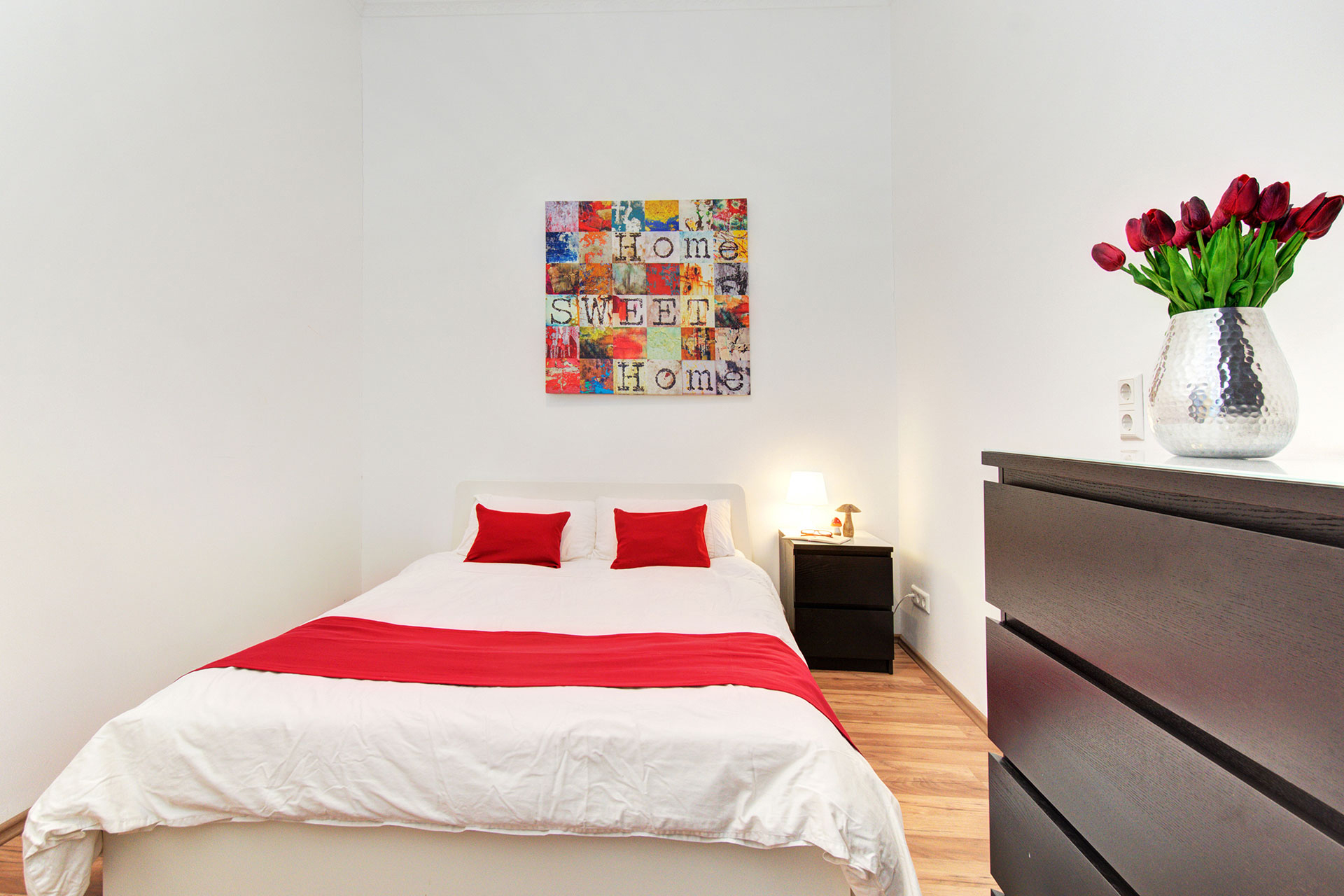 apartment fotografin grosses schlafzimmer mit bild und kommode nachher