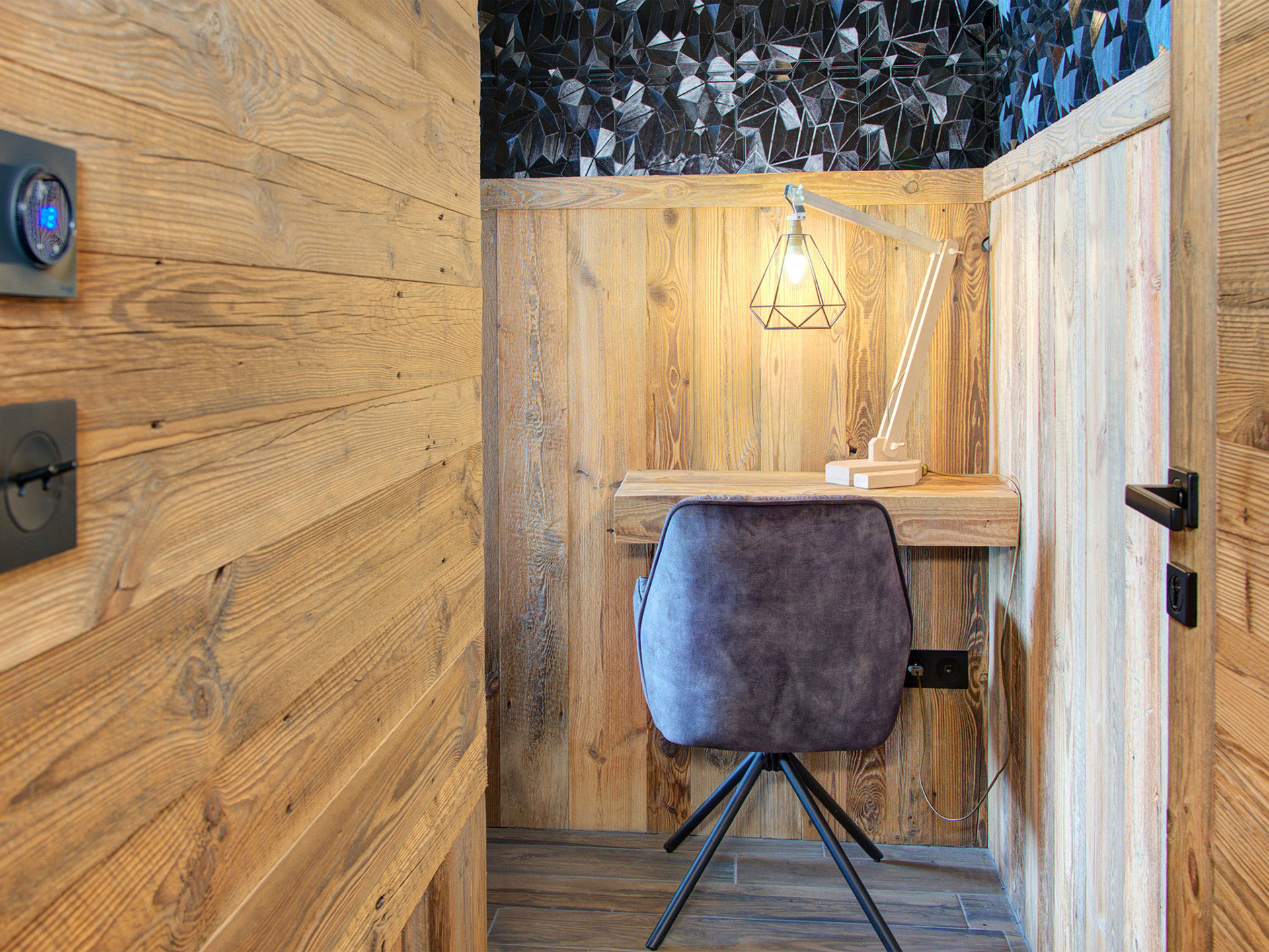 Kleiner Arbeitsbereich mit Lampe und Sitzsessel und Leuchtdecke