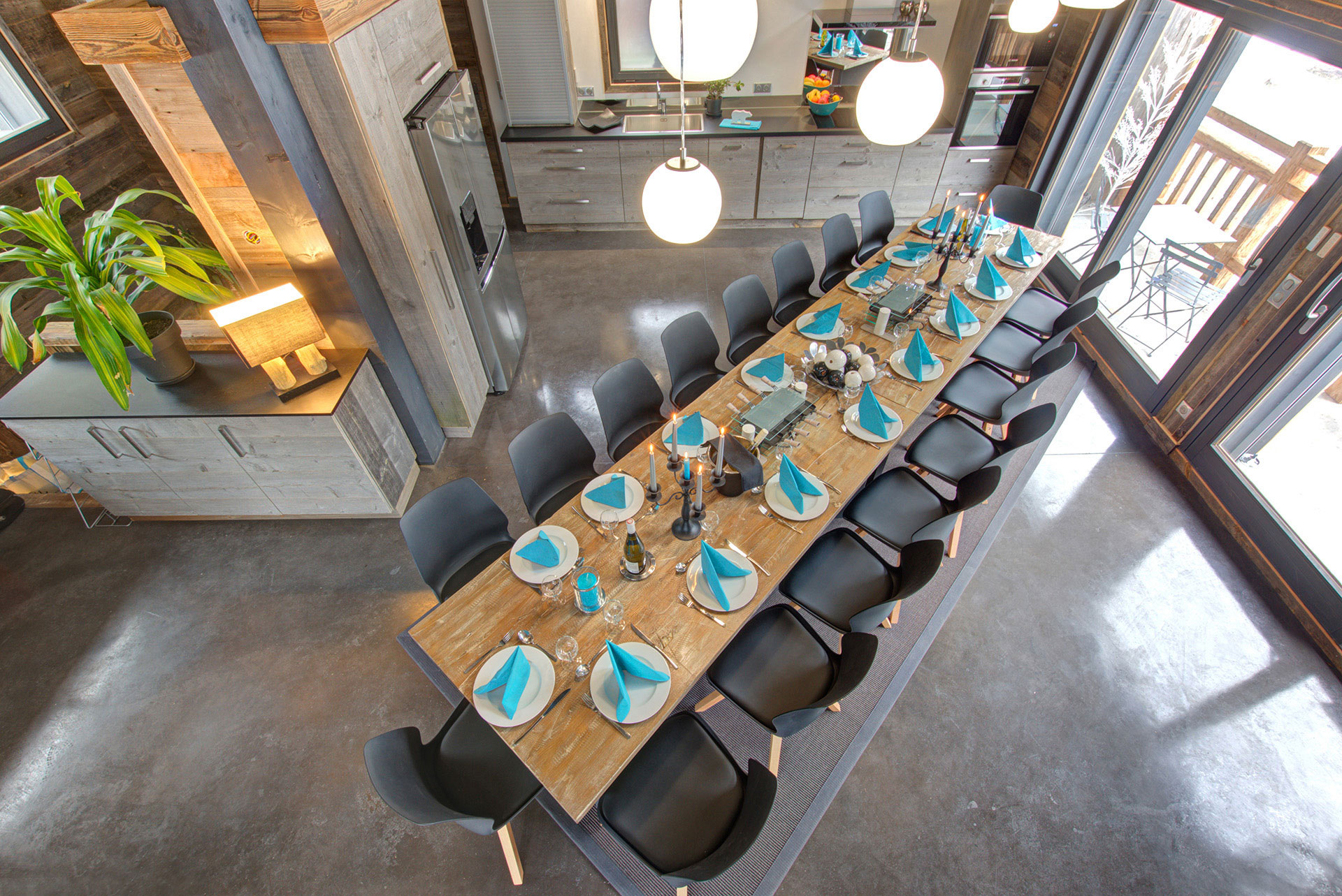 ferienhaus foto sehr grosser essbereich mit gedecktem tisch in tuerkis und raclette blick von der treppe 