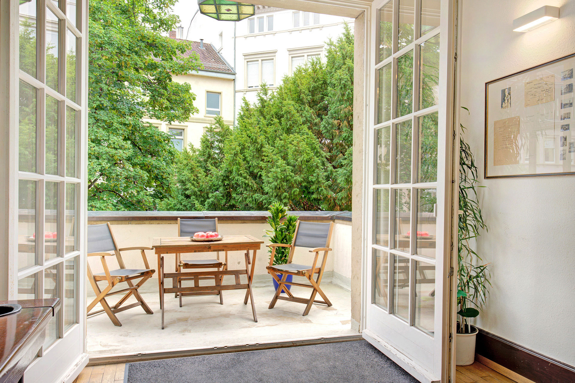 balkon mit tisch und stühlen studentenwohnheim professionell fotografiert