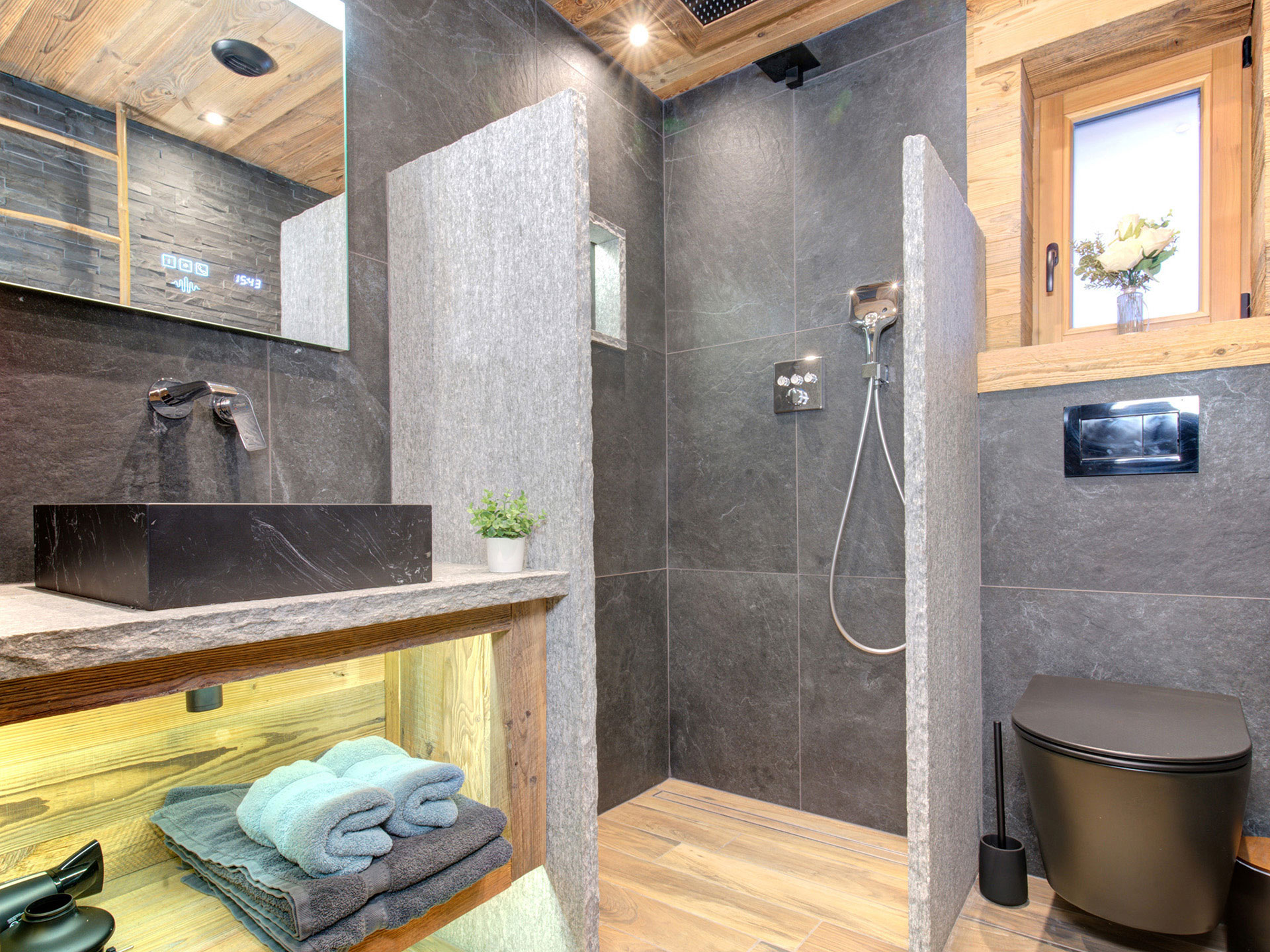 Immobilienfoto - Badezimmer mit Dusche in Stein und Holz