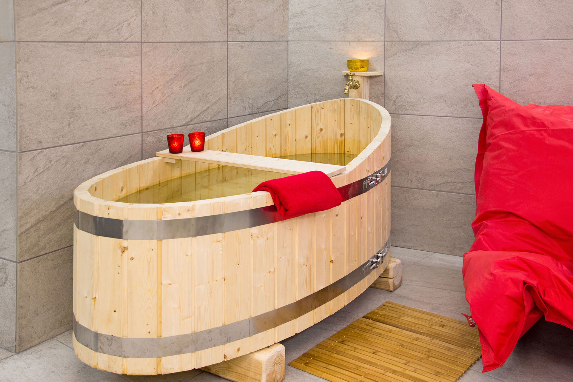 badezuber mit roten teelichtern im chalet white pearl