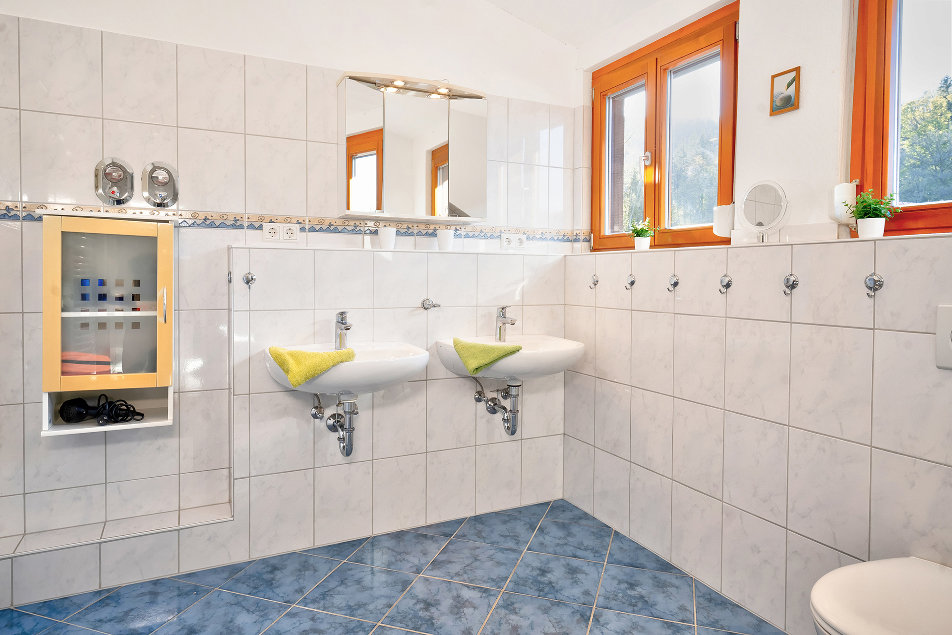 Badezimmer mit Waschbecken und Fenster im Ferienhaus