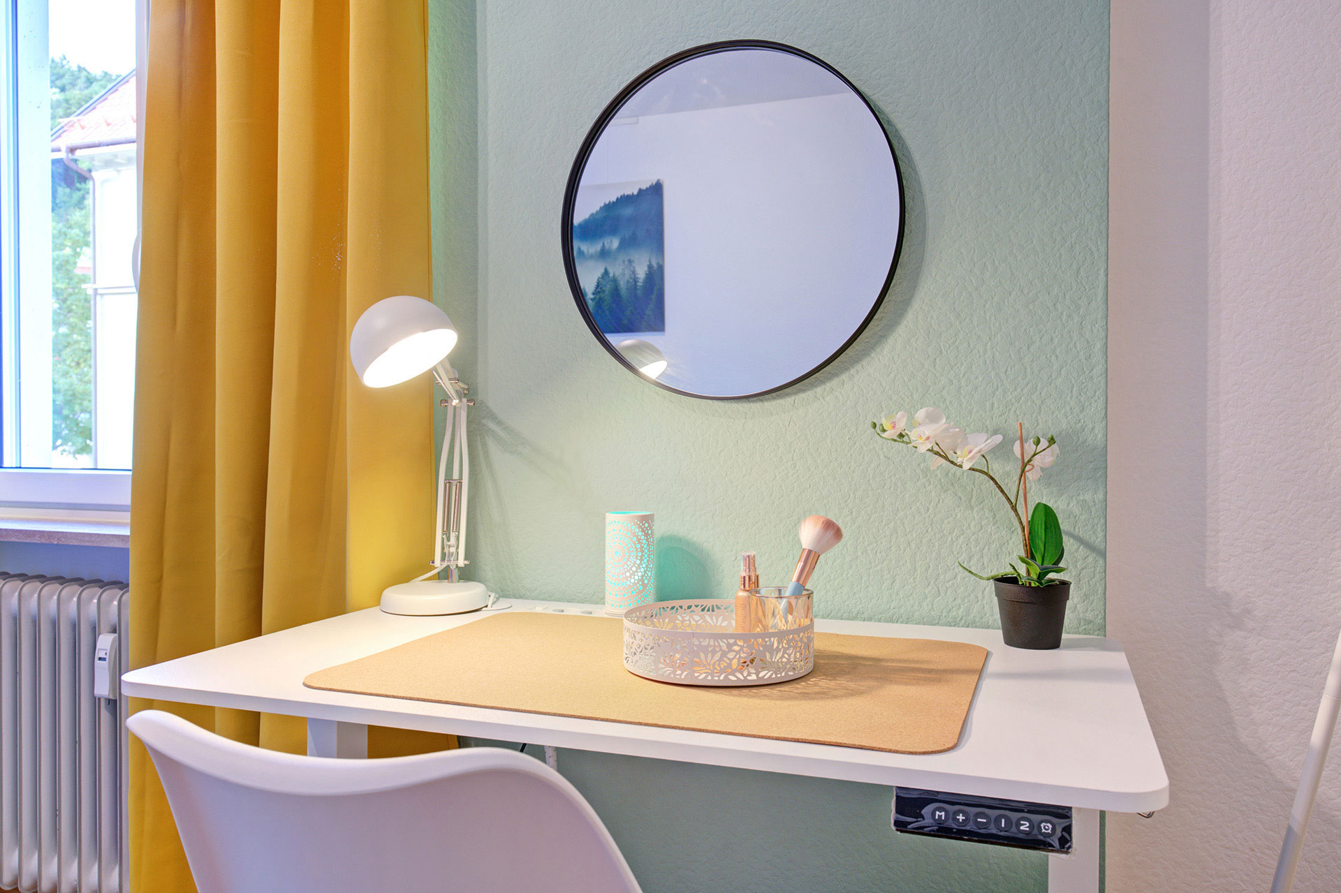 beautybereich mit stuhl lampe und spiegel sowie accessoires