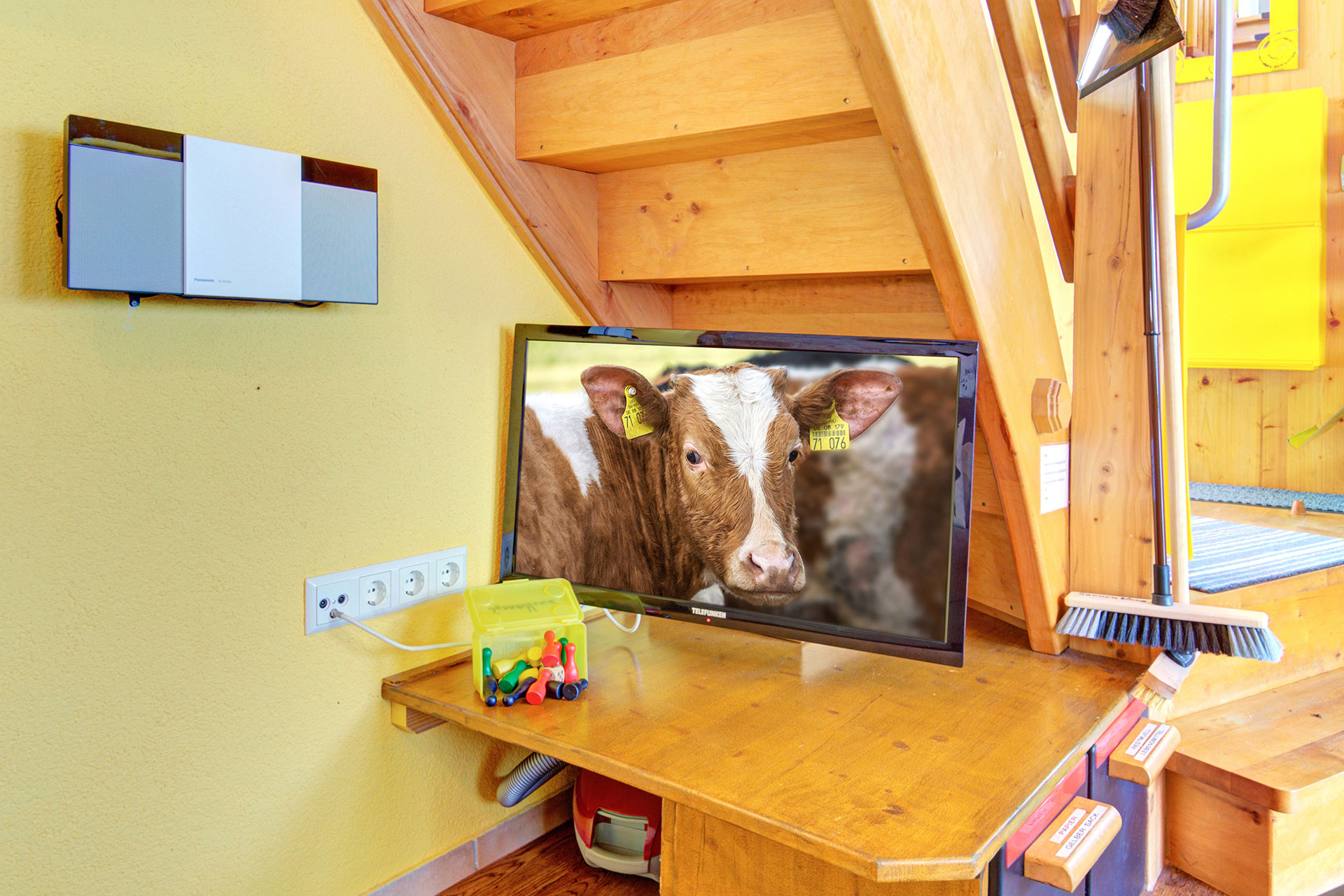 Schwarzer Tv-Monitor mit kuhbildmontage in Ferienwohnung