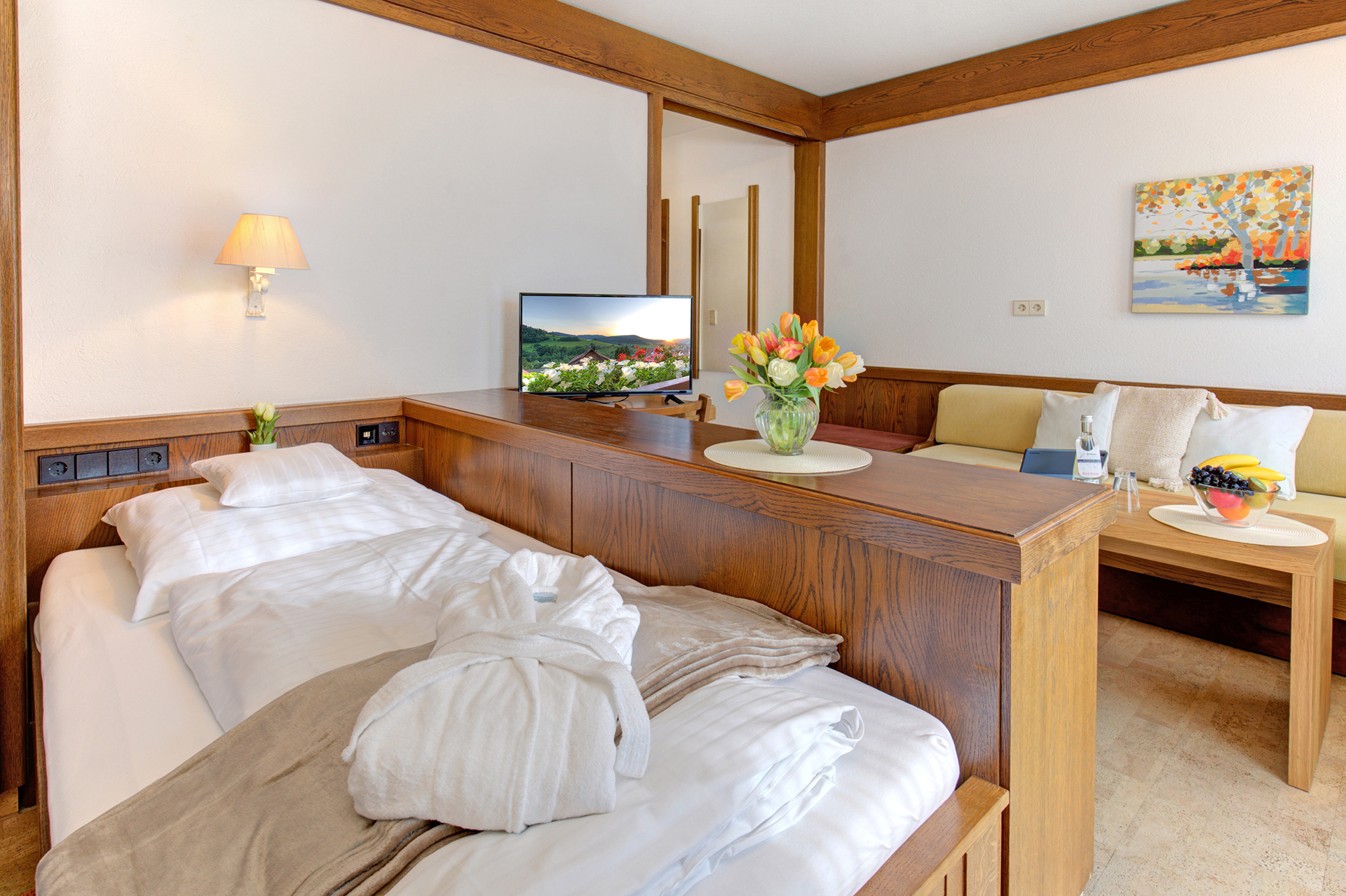 hotelfoto einzelzimmer mit foto auf tv und tulpen im vordergrund