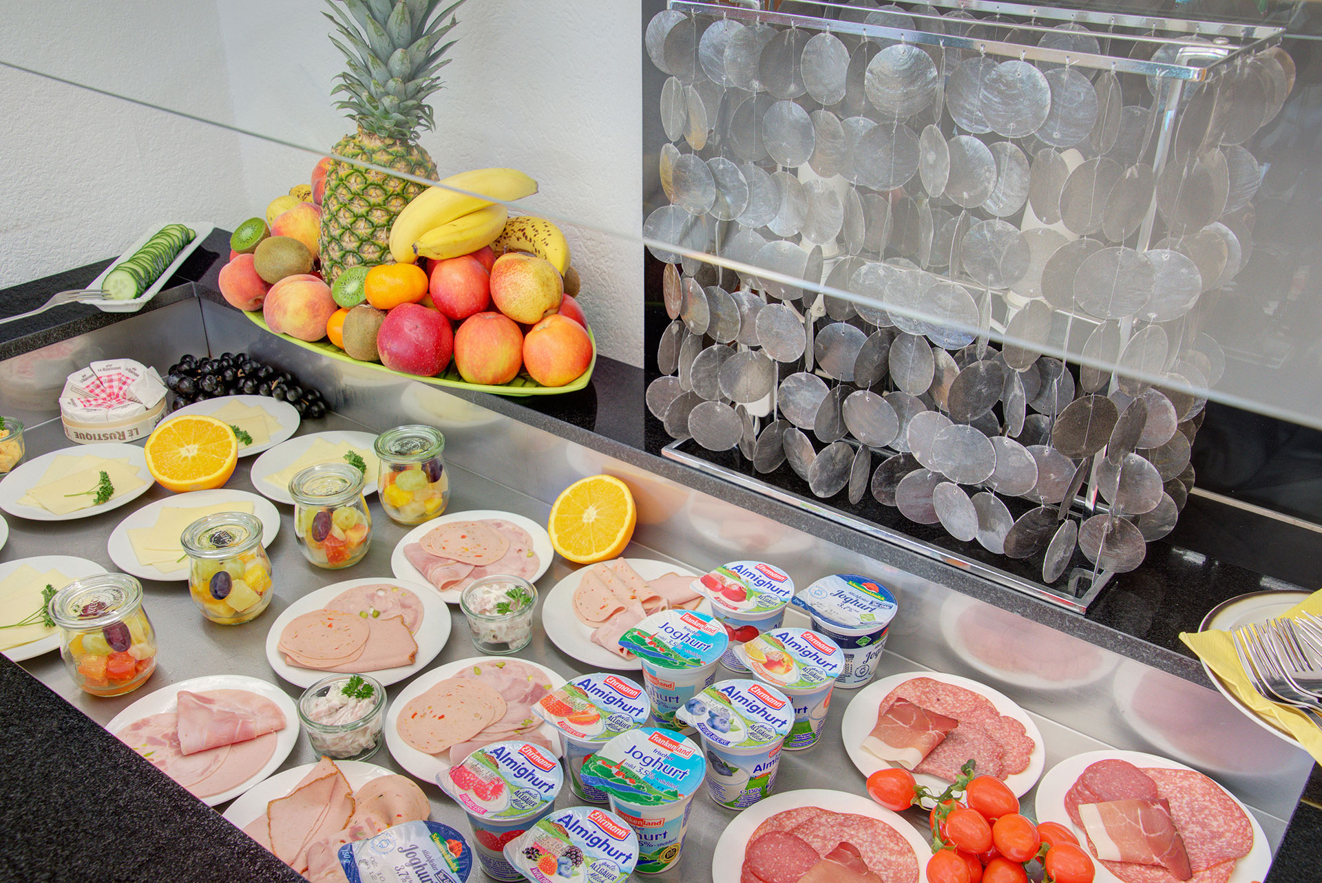 hotelfotograf kalte buffettruhe mit obstplatte butter wurst tomaten und gurken