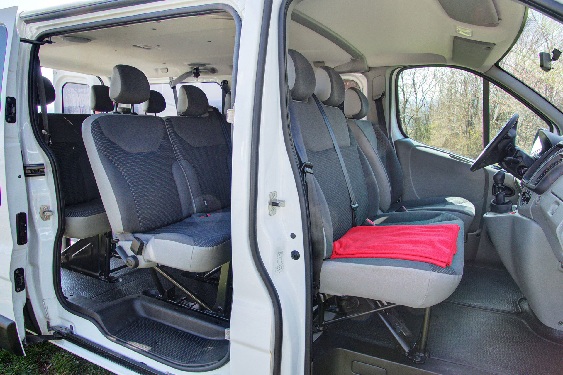 businessfotografie weiser transporter fahrertür und hintertür geöffnet