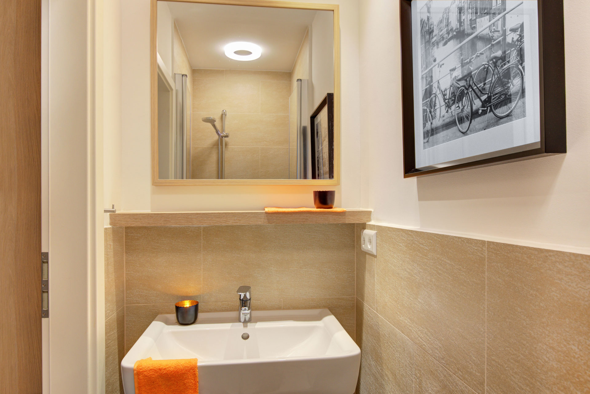 apartment fotografin kleines badezimmer mit waschbecken  spiegel und bild
