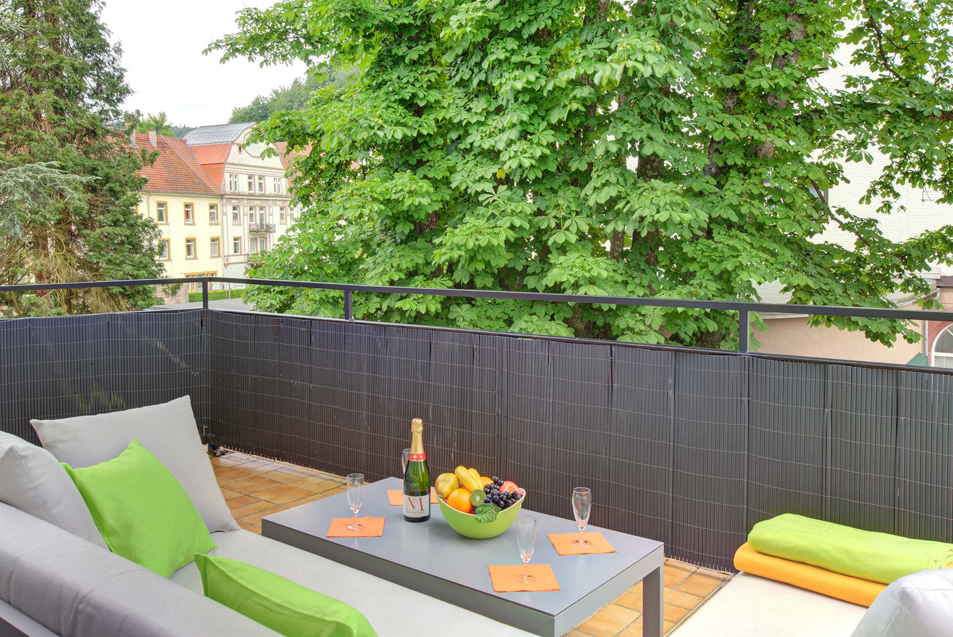 ferienwohnung fotografieren balkon mit tisch sekt und obst