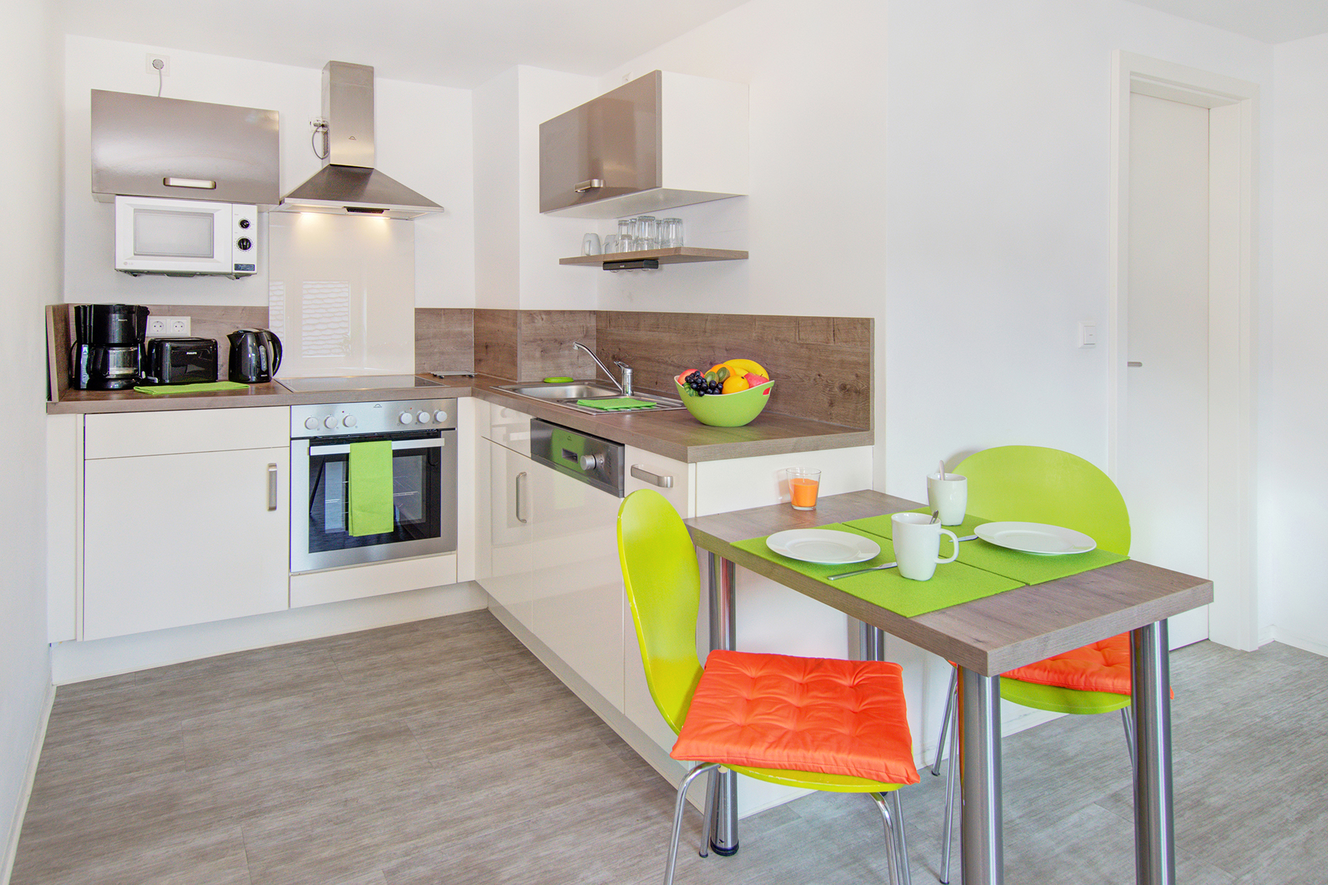 monteurzimmer fotografieren küchenzeile und esstisch für zwei