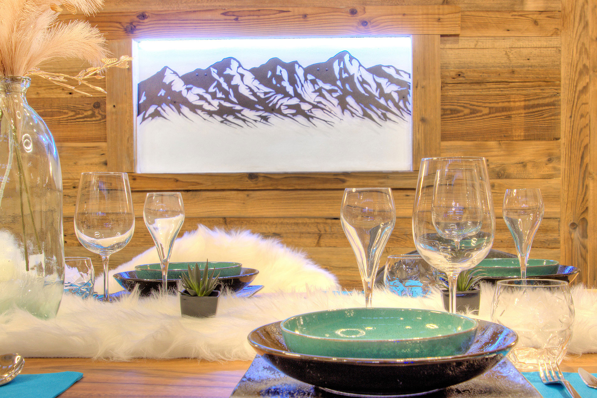 Detailfoto von Gedeck im Hintergrund ein Bergfoto im Chalet Diamant du Paradis am Abend