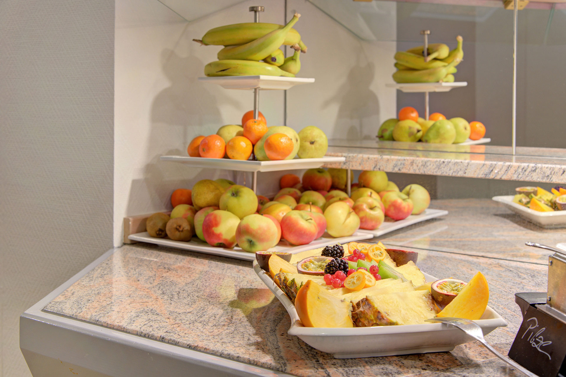 frühstückbuffet in hotel mit obstetagere und obstplatte