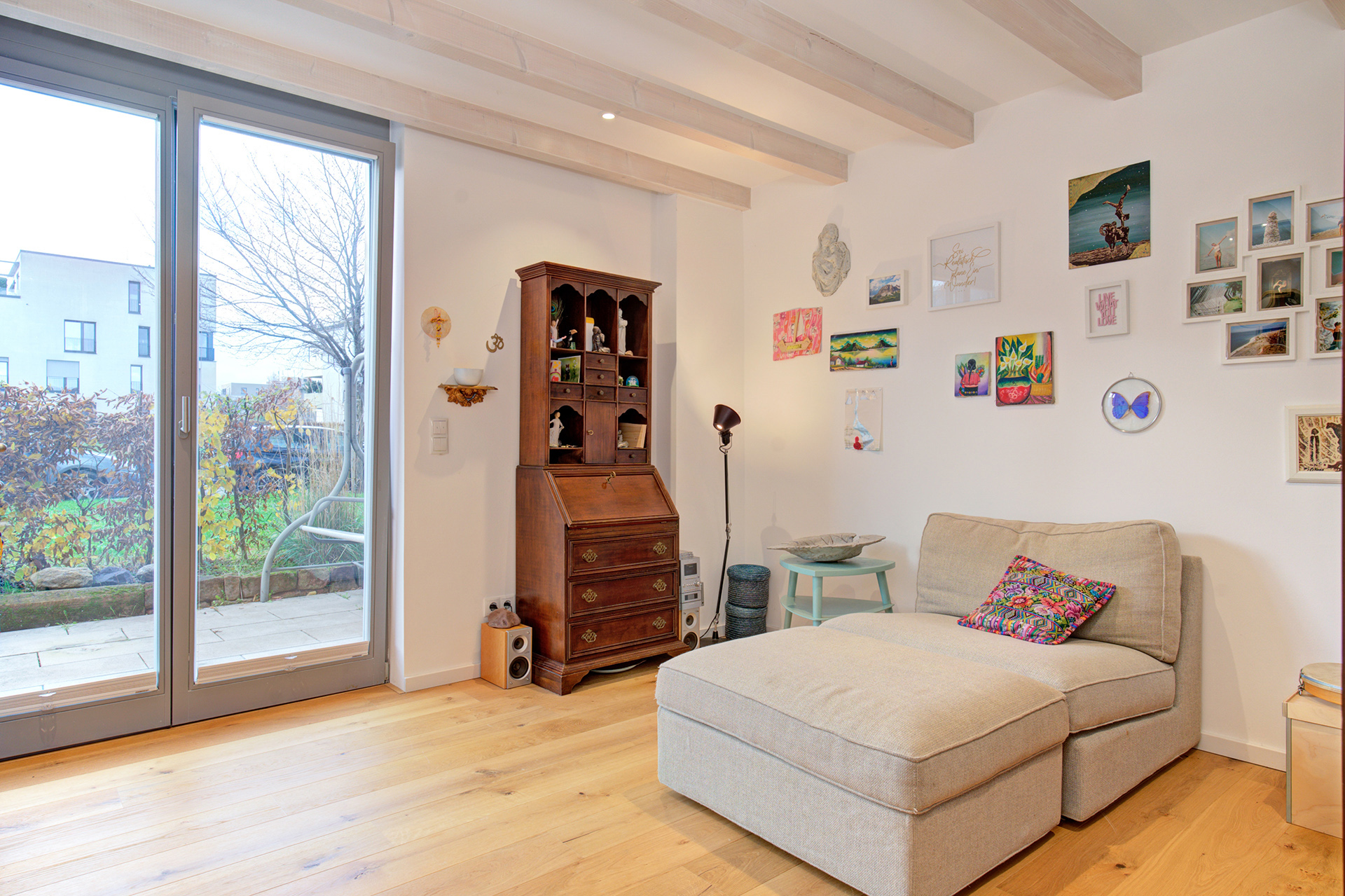 Wohnraum mit Schrank und sofa sowie blick zum terrassenfenster