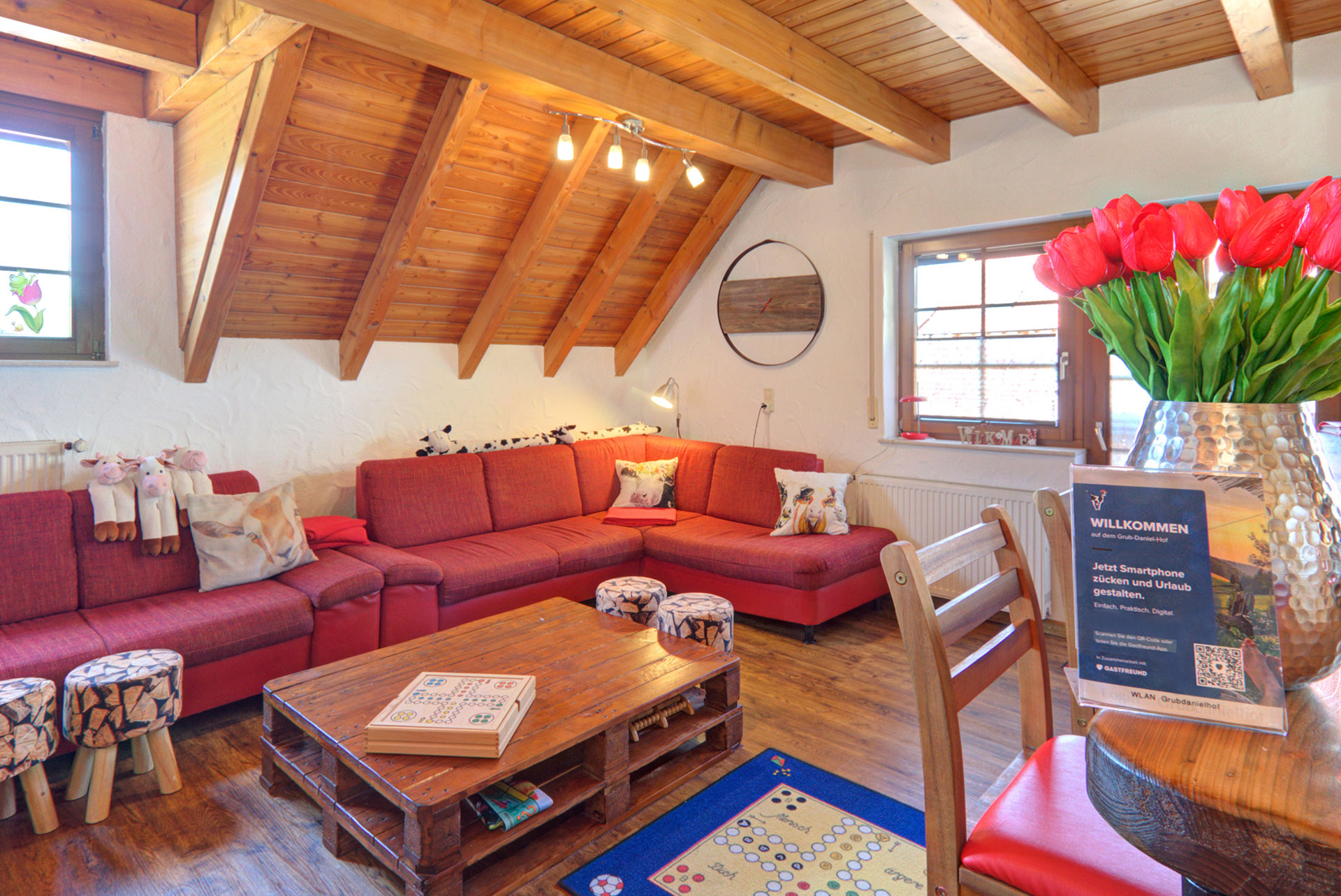grosses wohnzimmer im ferienhof mit tisch spielen und theke im ferienhaus