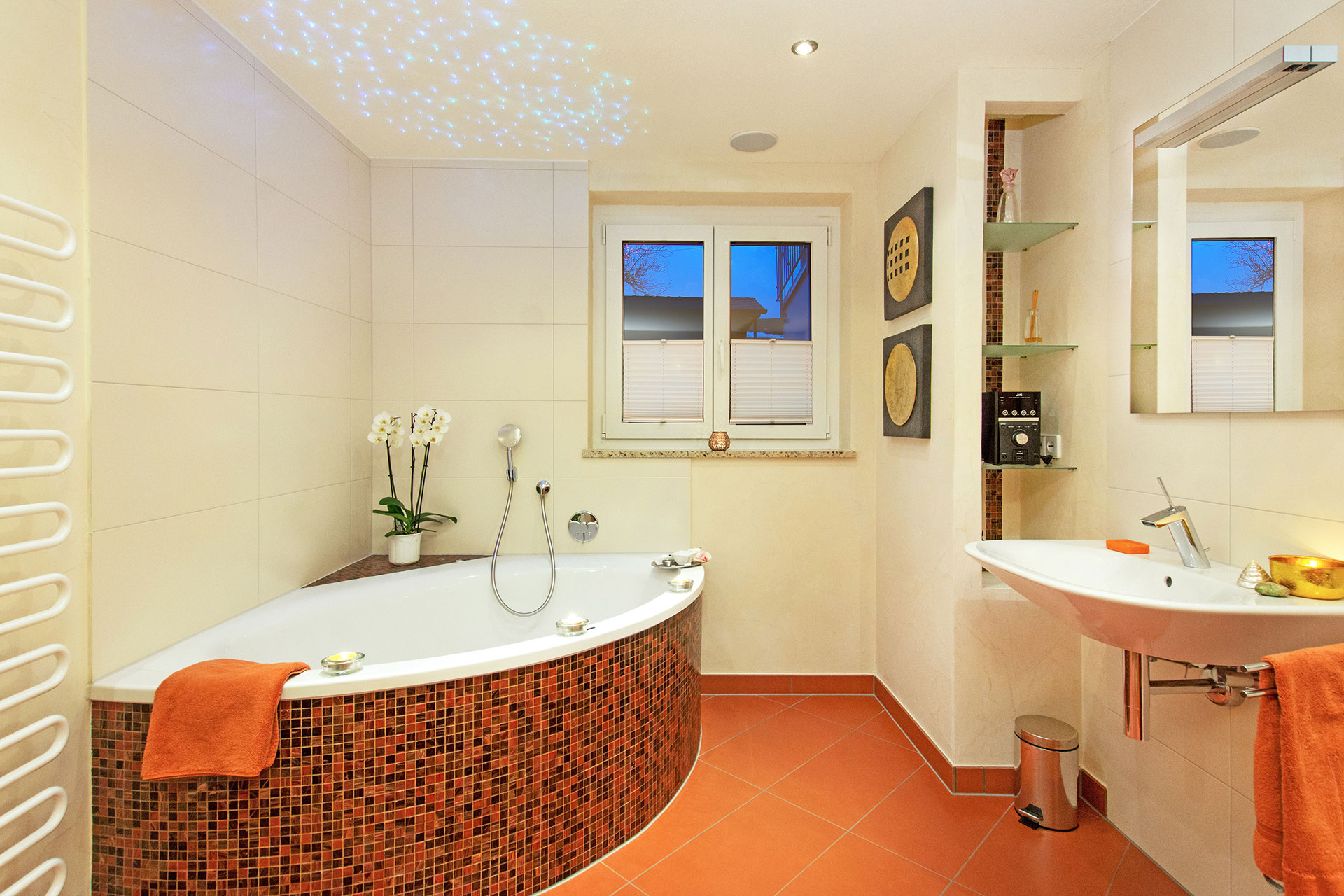 Entspannende Wohlfühlbadewanne mit Blick zum Fenster und Waschbecken