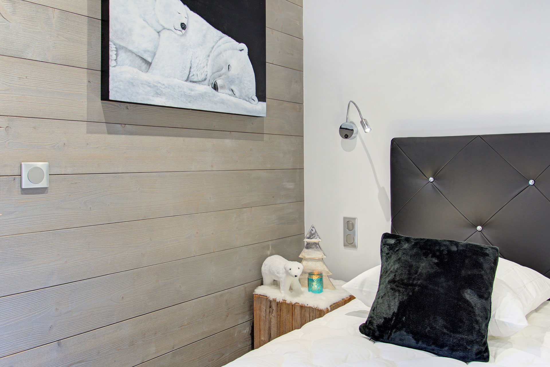 ferienhaus foto doppelzimmer in schwarz weiss mit blick auf eisbaerbild