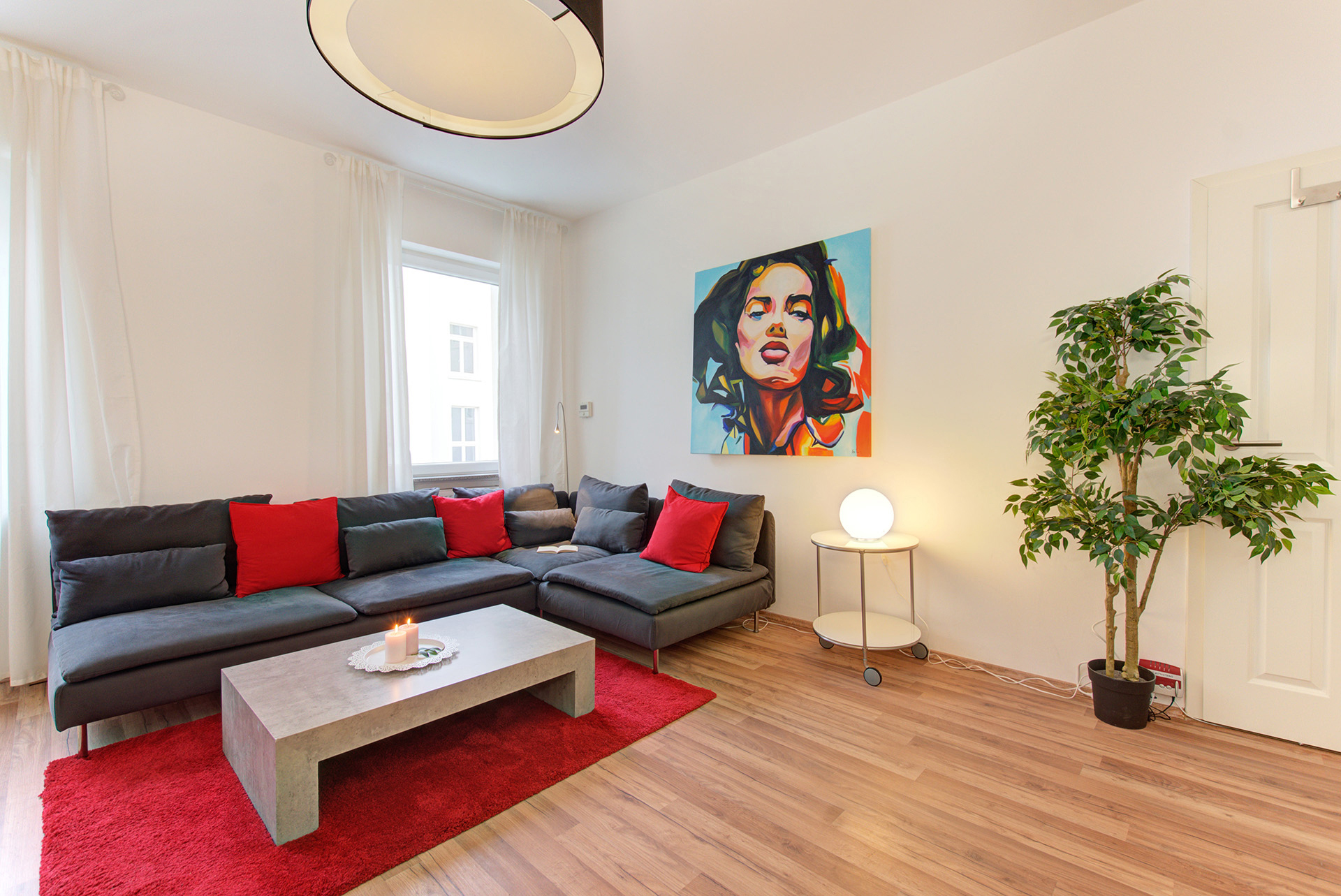 apartment fotografin graurotes sofa bild mit frauenkopf 