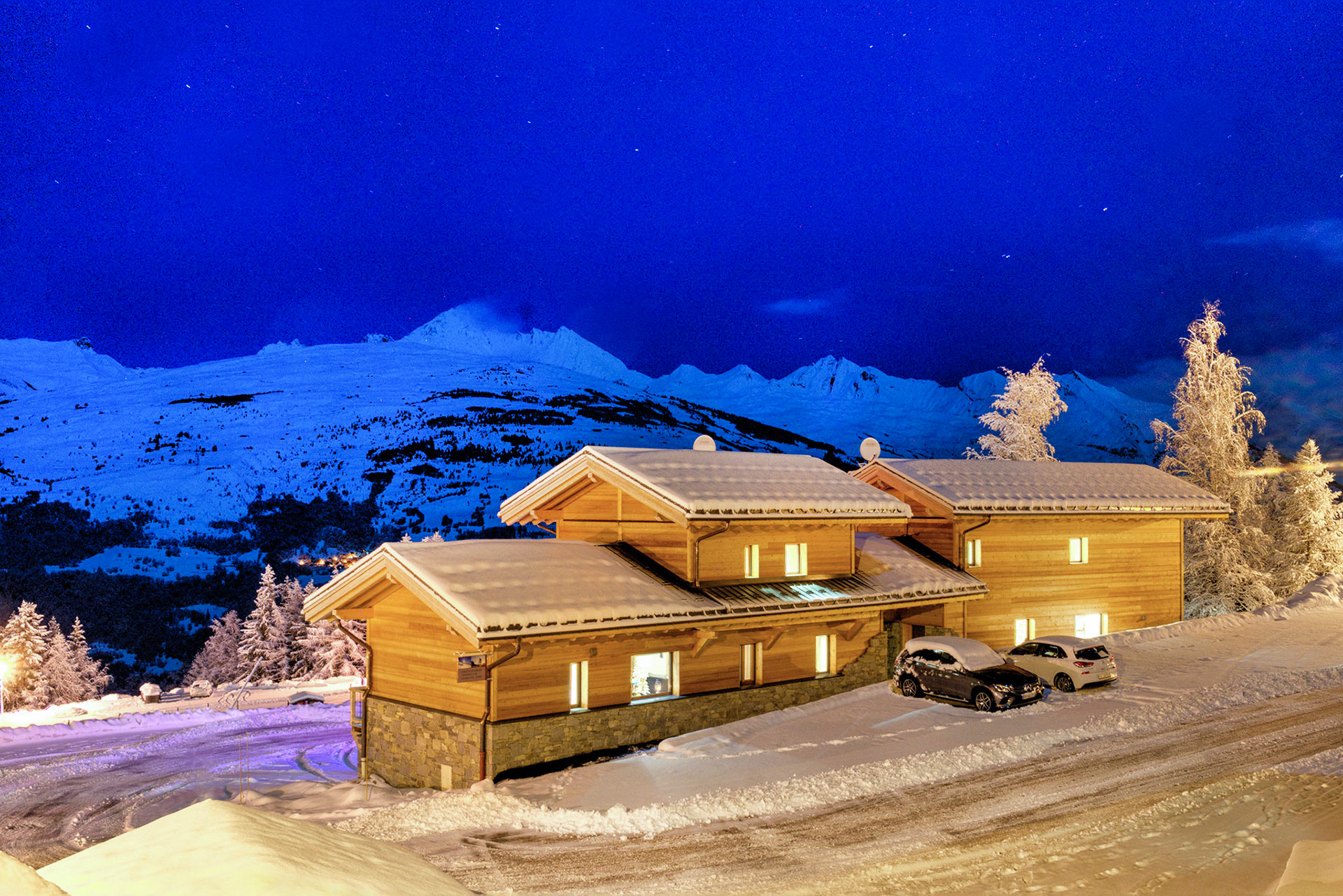 Chalets Ski Dream und Paradise Star am Abend mit Blick auf Mont-Blanc Massiv