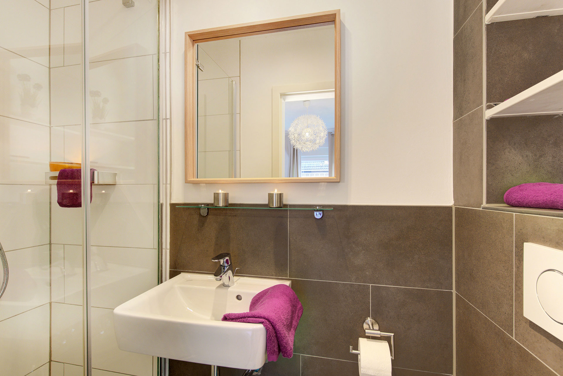 apartment fotografin badezimmer mit dusche waschbecken spiegel