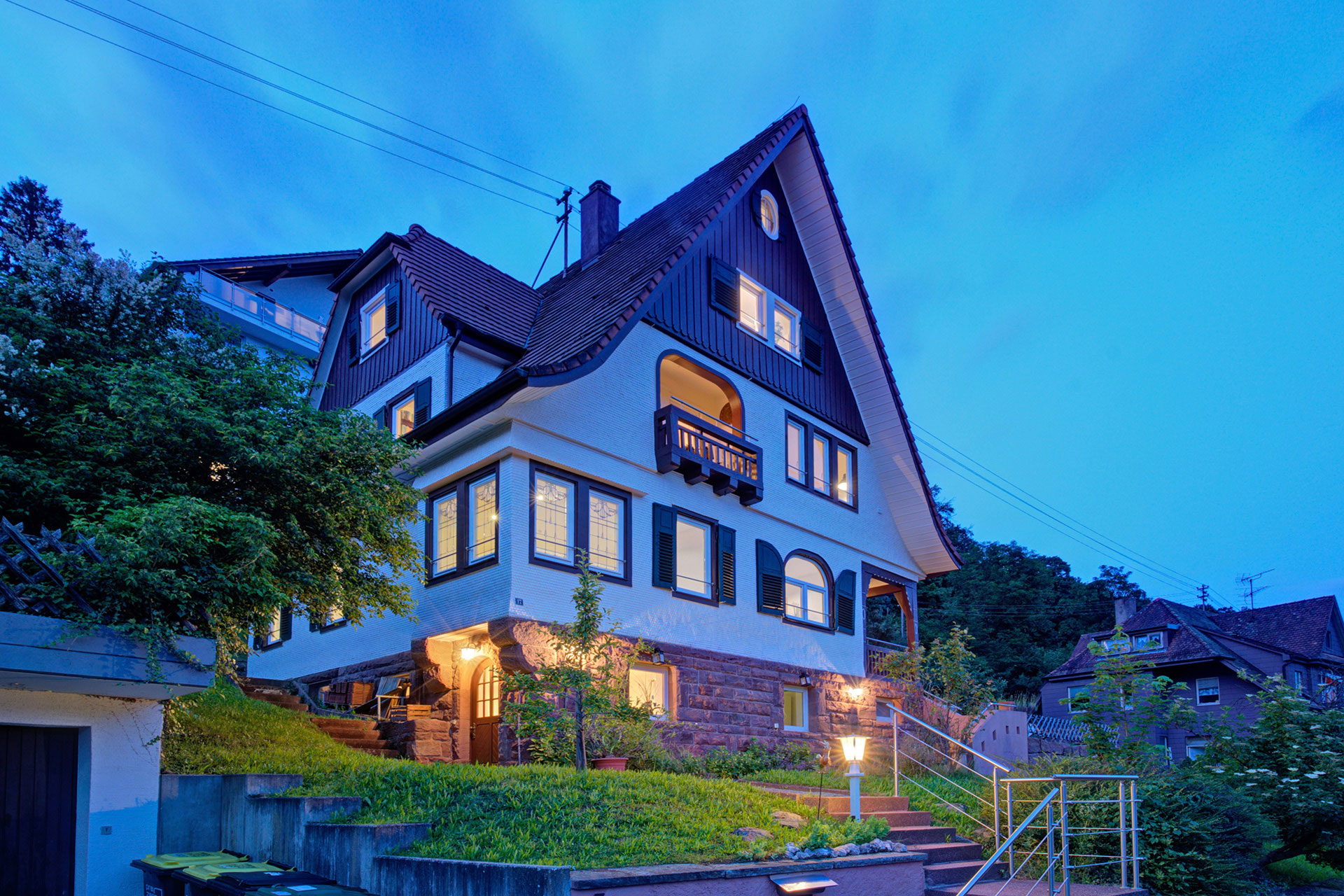 ferienhaus im schwarzwälder Stil am Abend mit lichtern