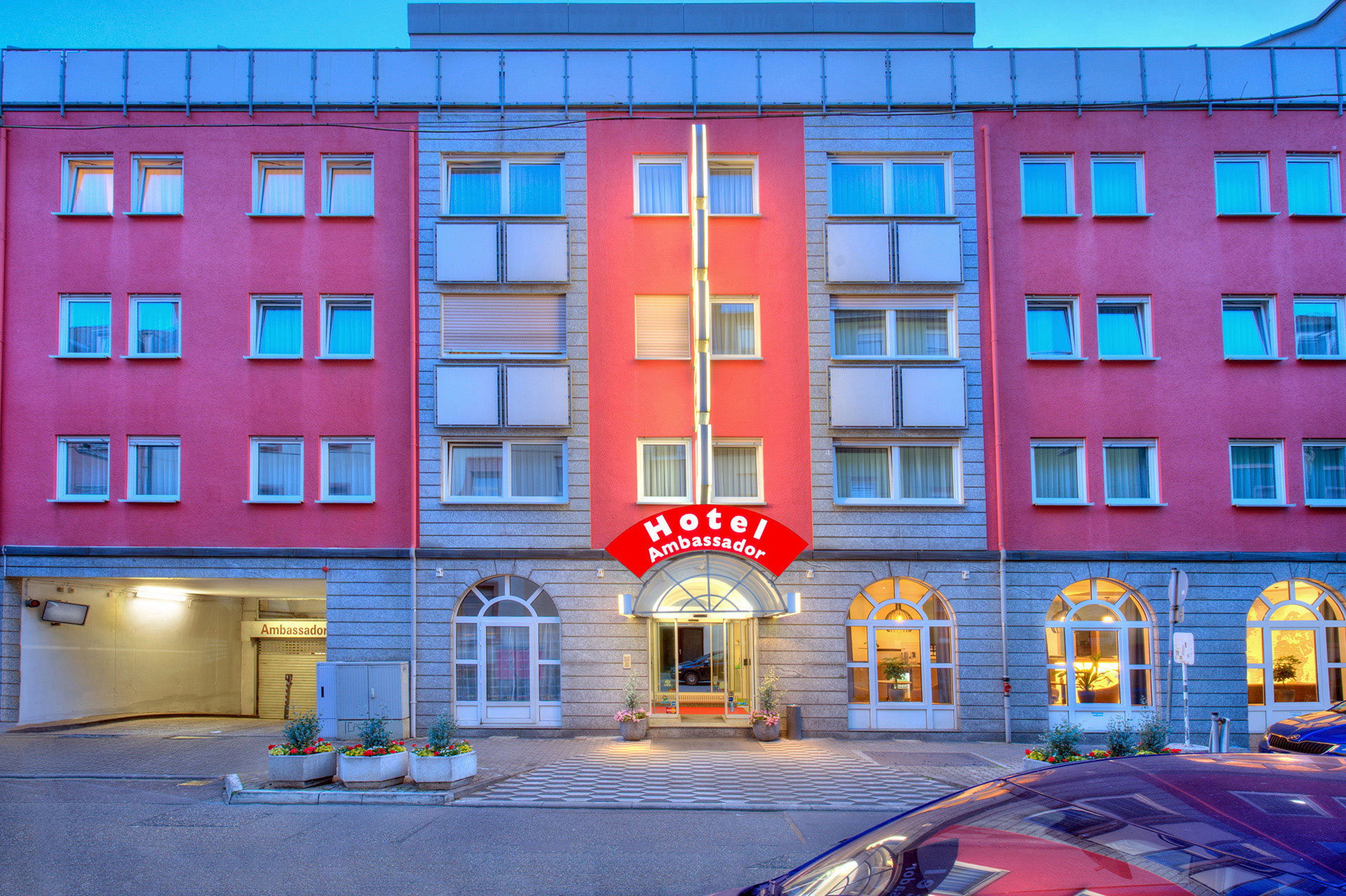 Abendaufnahme aussen Hotel Amabassador