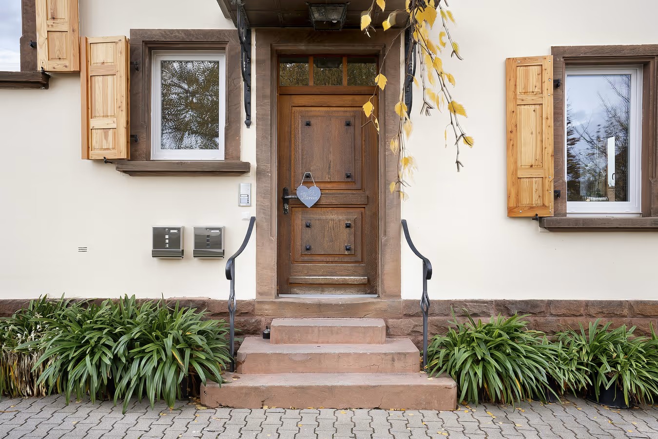 Eingang Ferienhaus mit ferienwohnungen mit vier stufen und willkommensherz