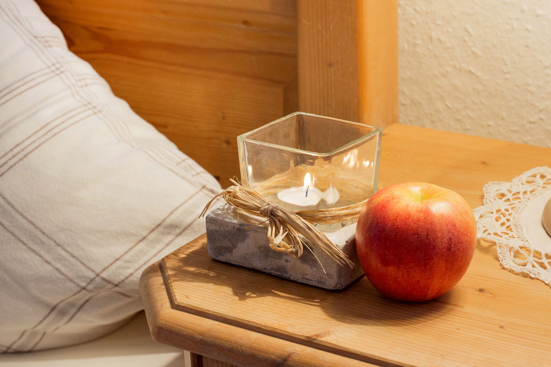 ferienwohnung fotografieren apfel und teelicht auf nachttisch