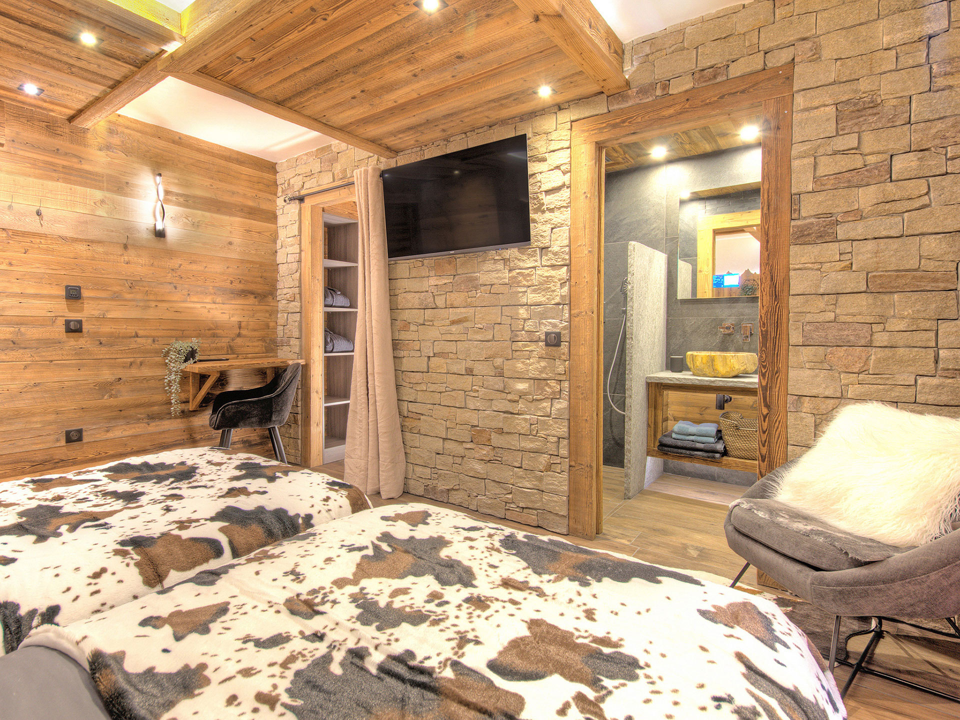 ferienhaus-foto-ferienhaus-fotografieren-Schlafzimmer-blick auf TV und Badezimmer