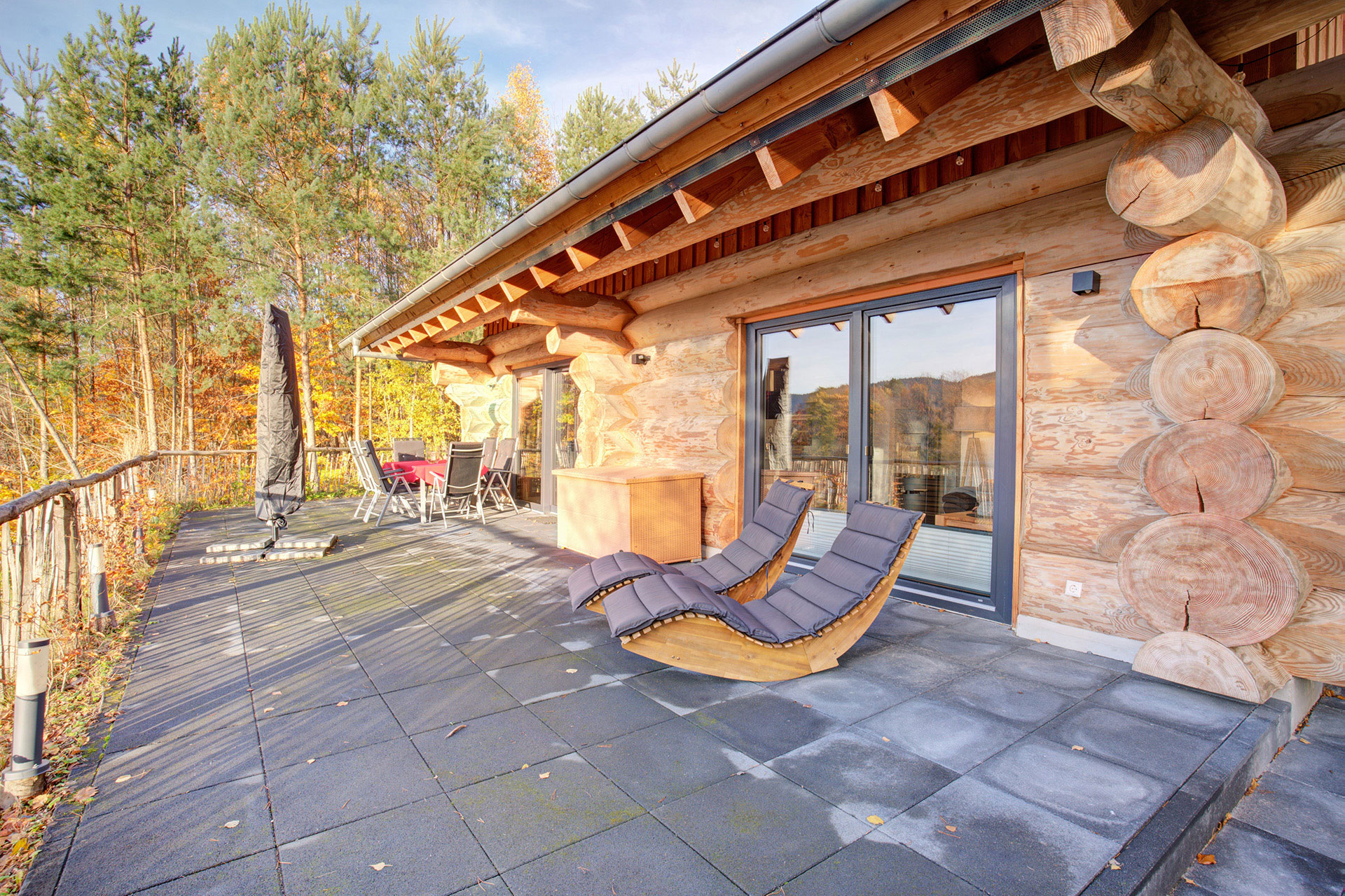 Terrasse mit Liegen im Ferienhaus Armin Darstein