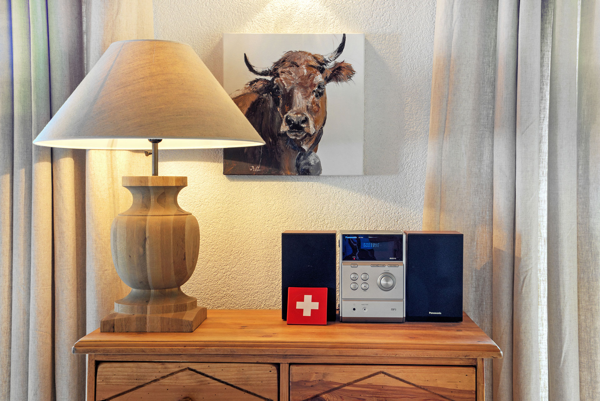 ferienhaus foto kommode mit lampenschirm kuhbild und radiogeraet