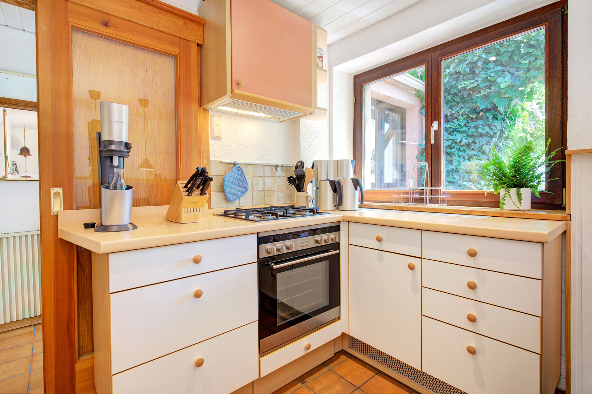 Küche von blaue sitzgruppe von ferienhaus professionell fotografiert
