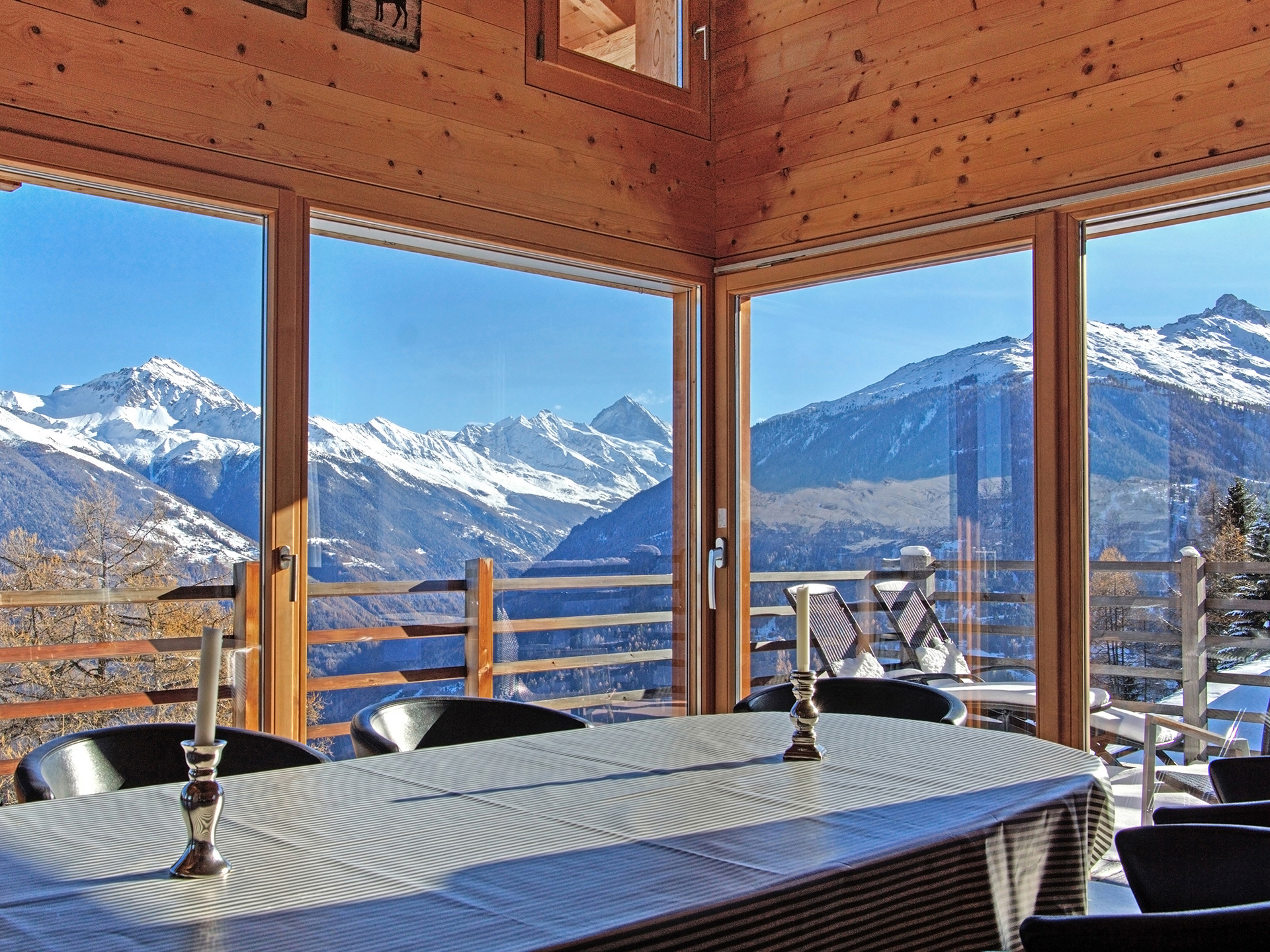 ferienhaus foto esstisch mit kerzenständern und blick auf grosses schneebergpanorama