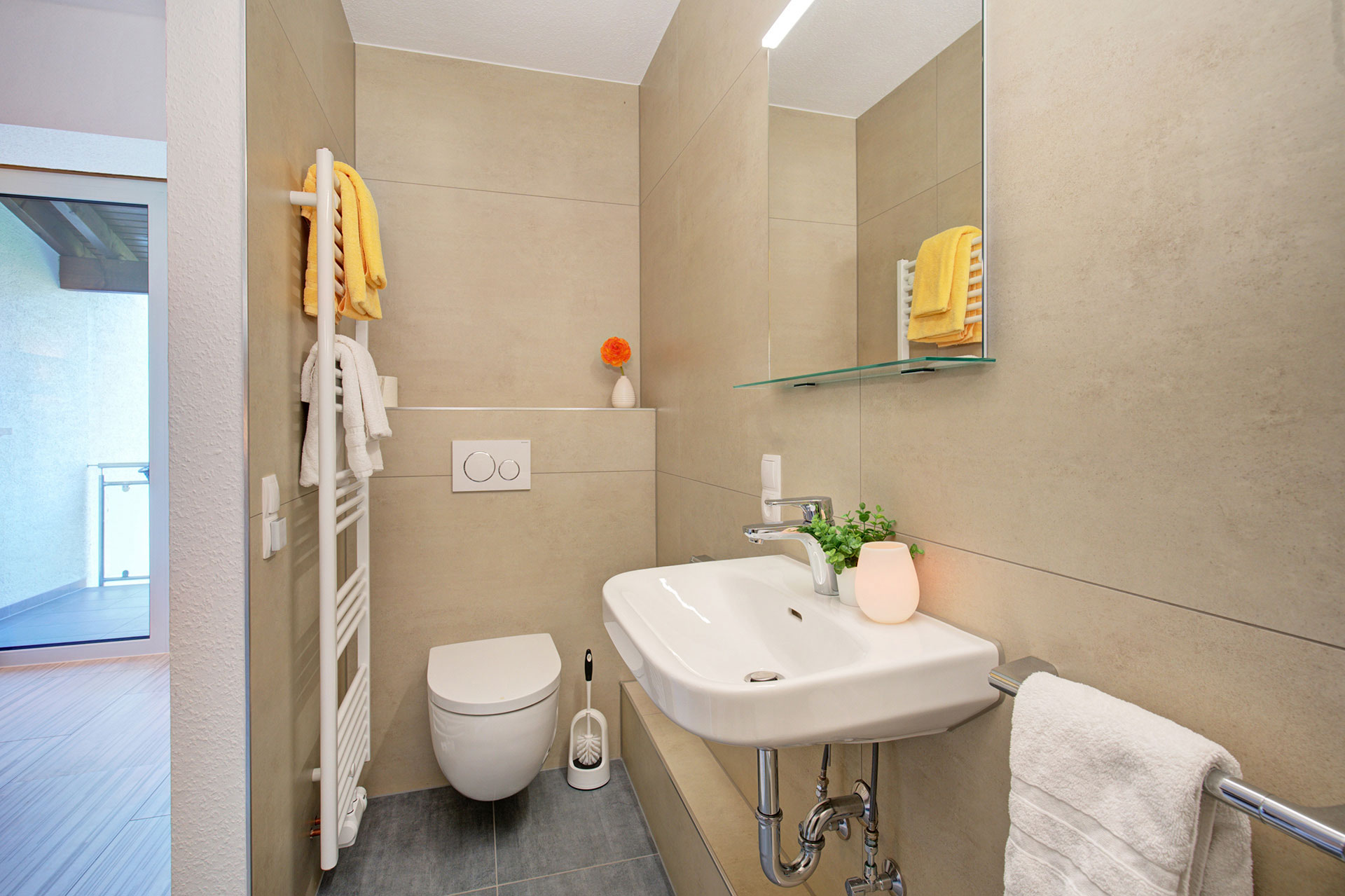 kleines Badezimmer mit LED Leuchte