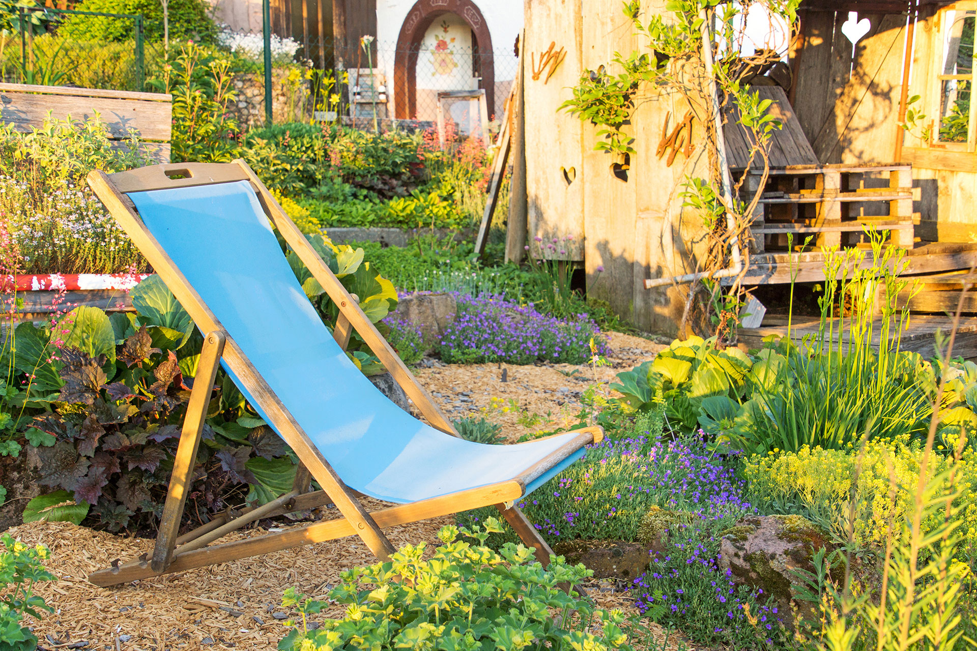 ferienhof foto türkisener liegestuhl im kräutergarten