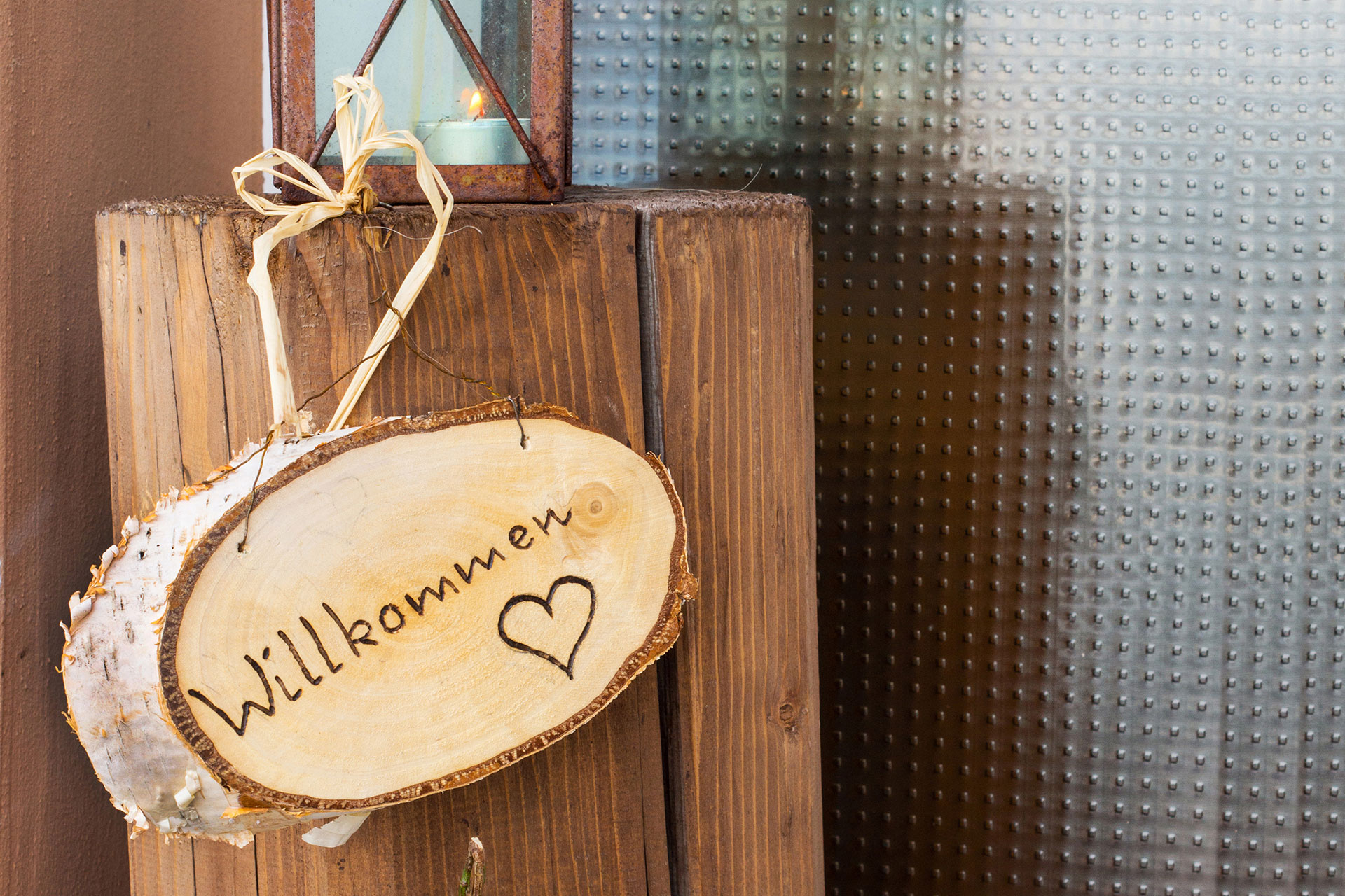 empfangsschild mit aufschrift willkommen vorm wellnessbereich