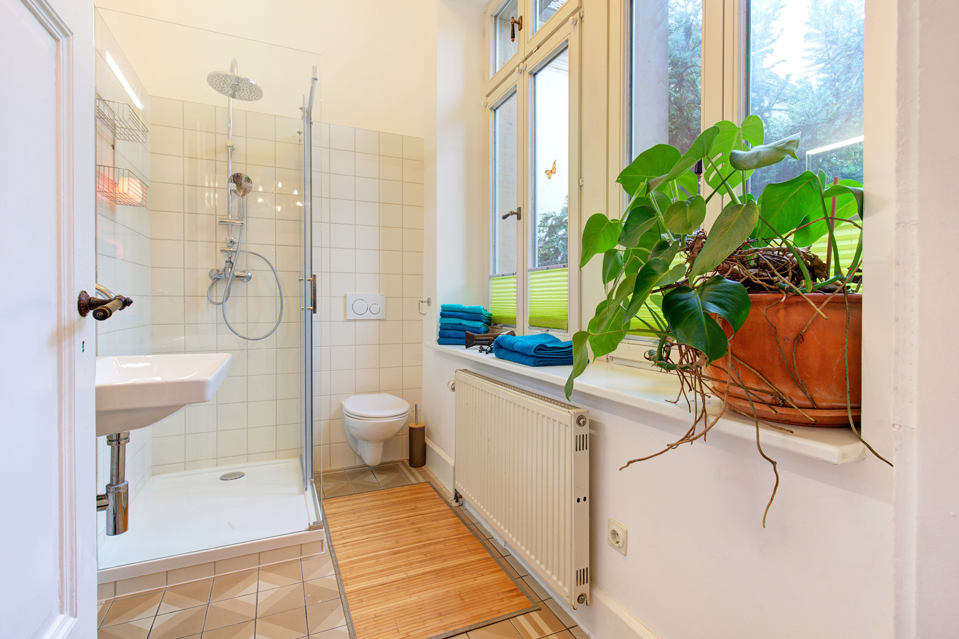 badezimmer mit grünen pflanzen