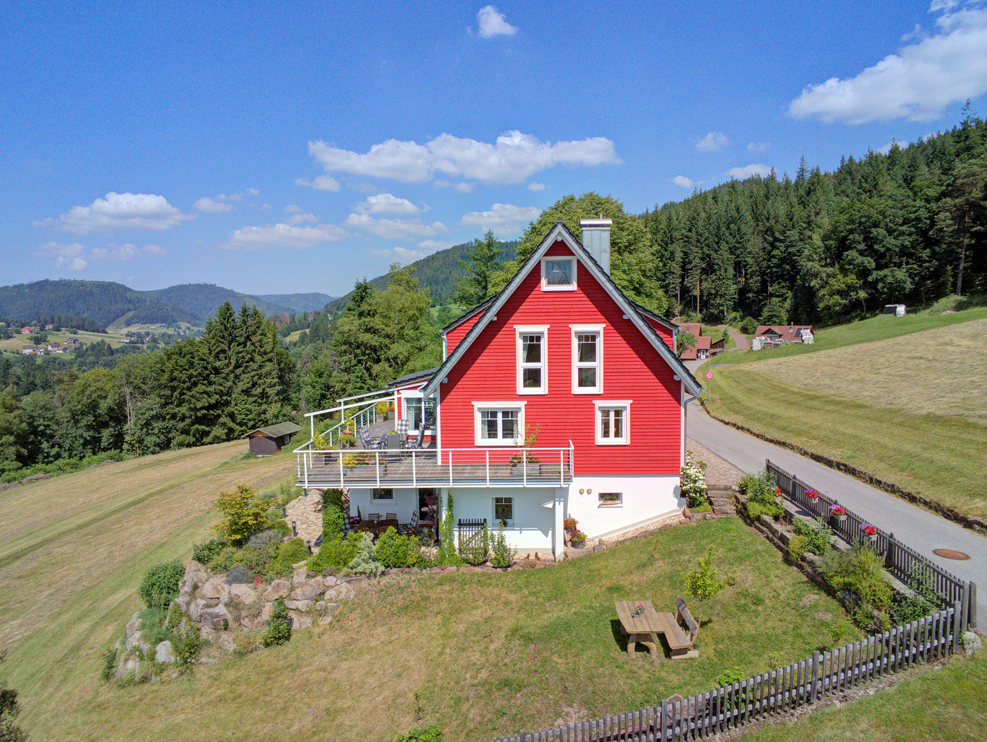 Drohnenaufnahme vom roten Ferienhaus in Alleinlage im Schwarzwald