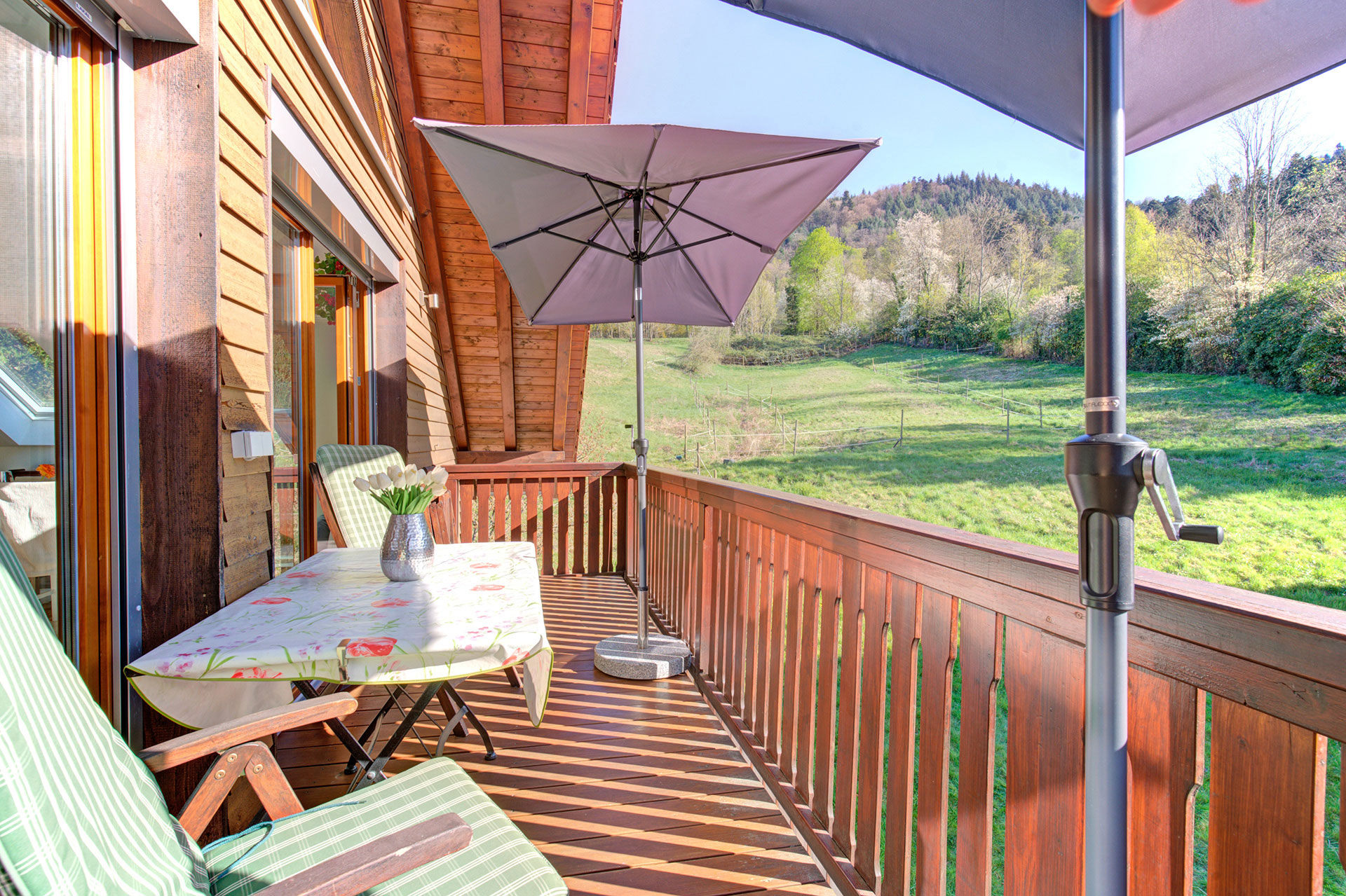 Balkon mit Schirmen von Ferienhaus