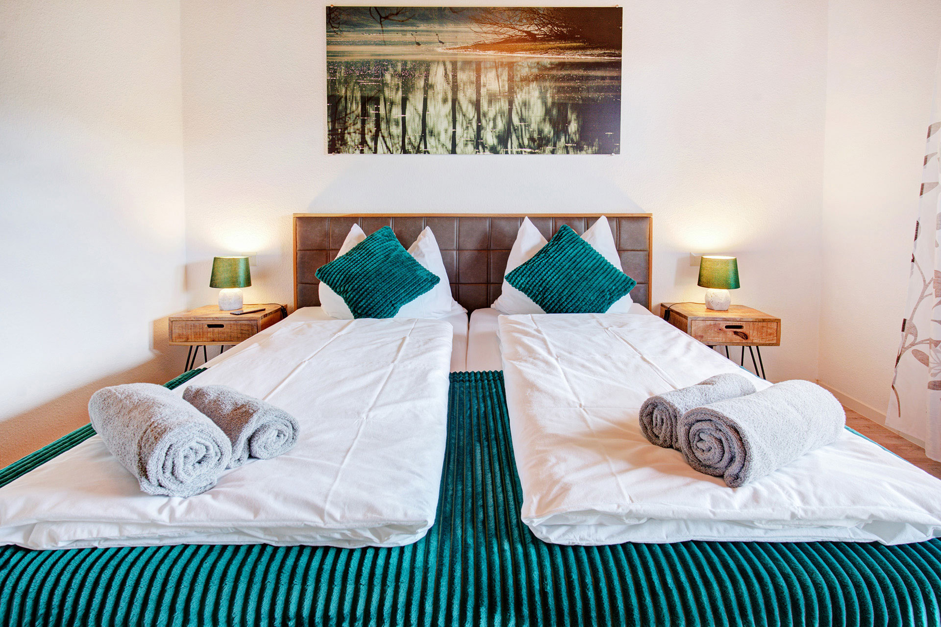 doppelzimmer in weis grün frontal in ferienwohnung