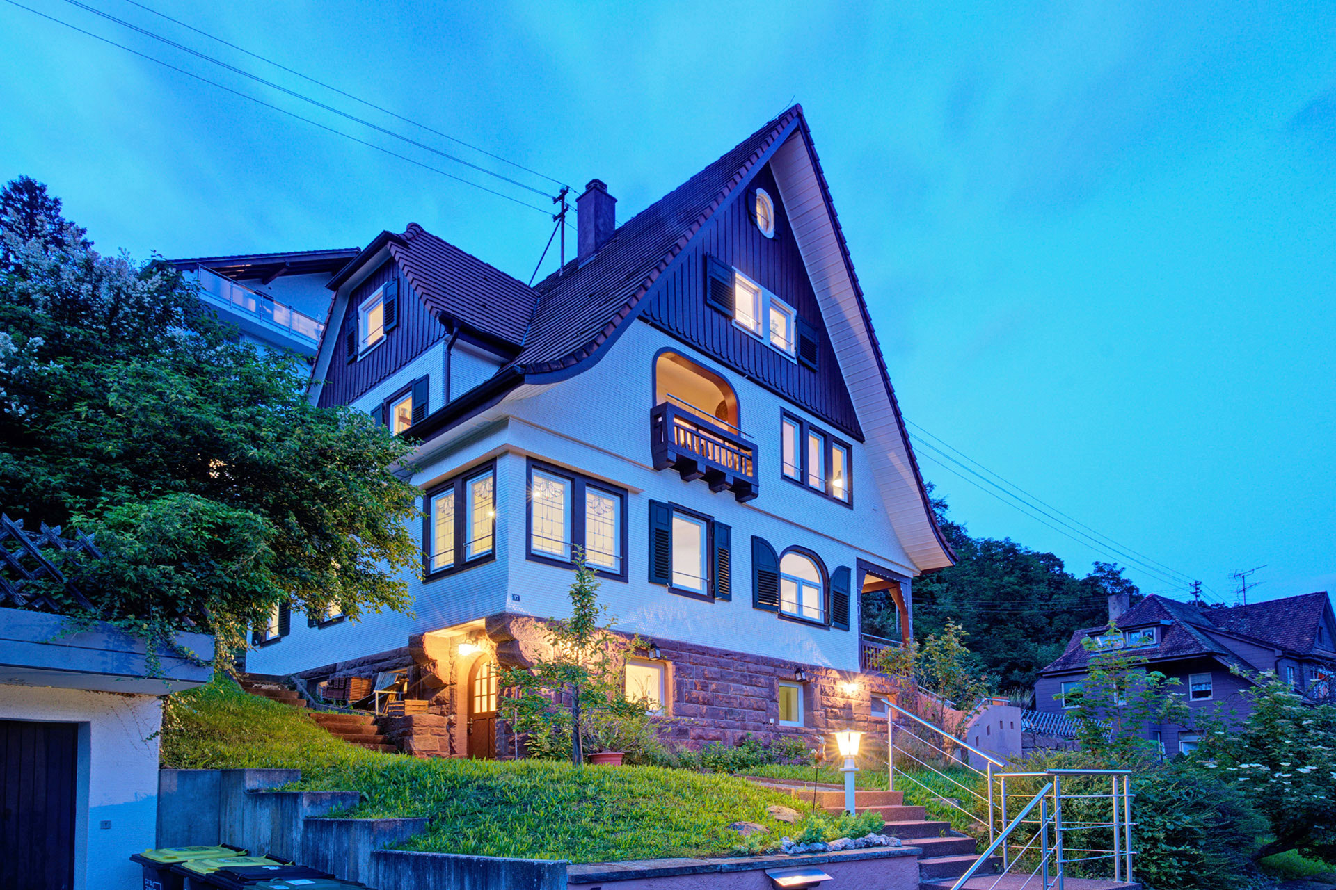 Schwarzwaldhaus mit Schlossblick Abendaufnahme von Aussen im blauen Licht