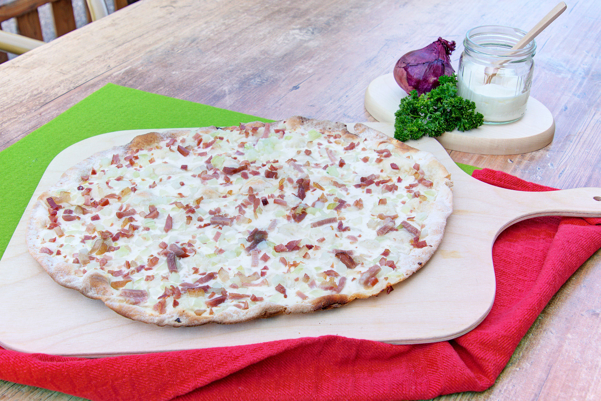 kneipe foto flammkuchen auf holzbrett mit rotem geschirrtuch