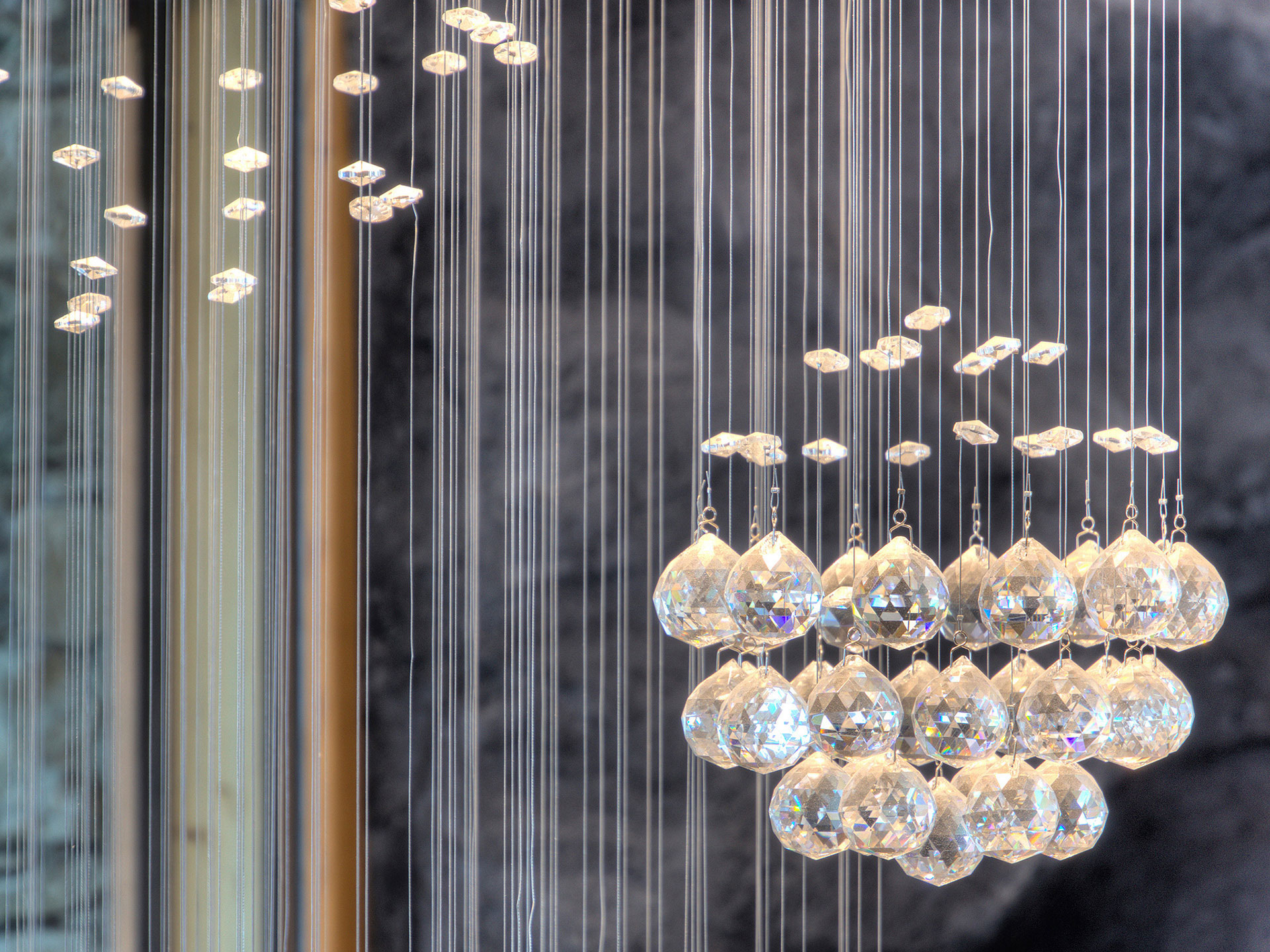 Athmosphärisch leuchtende Lampe aus Kristallen