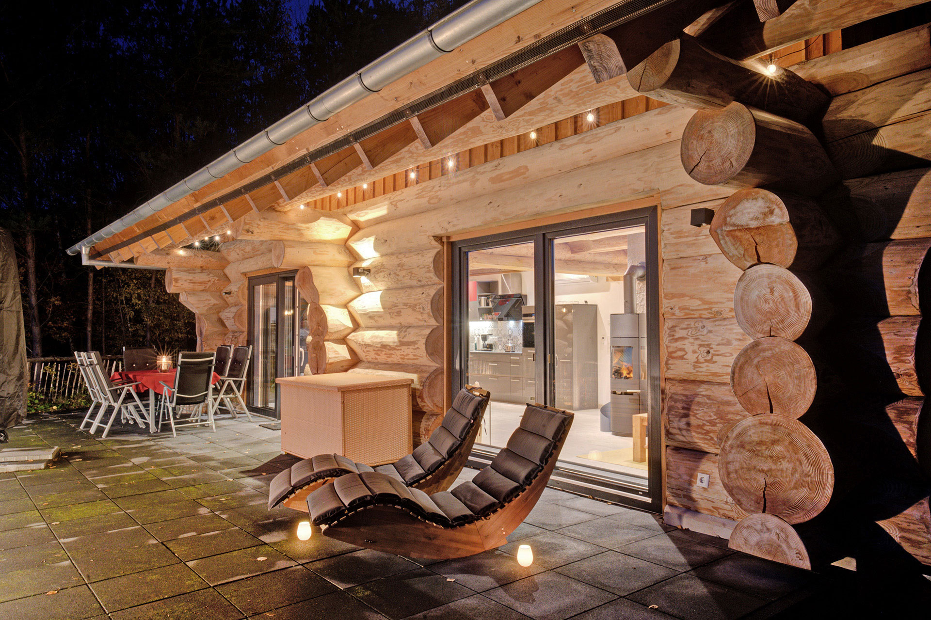Terrasse am Abend mit strahlenden Lichtern im Ferienhaus Armin Darstein