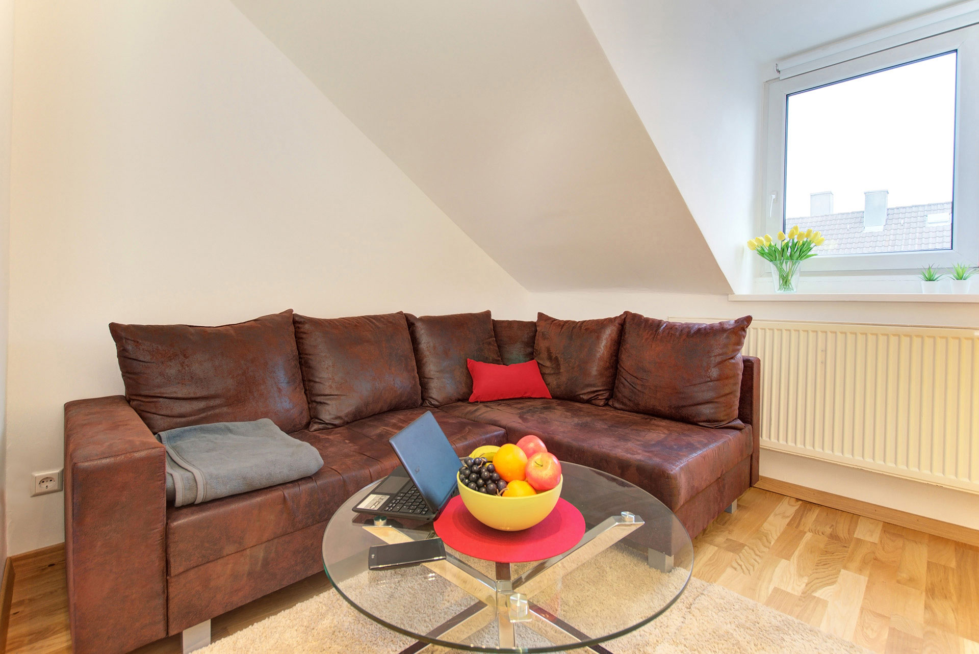 apartment fotografin sofa mit glastisch mit tablet und smartphone