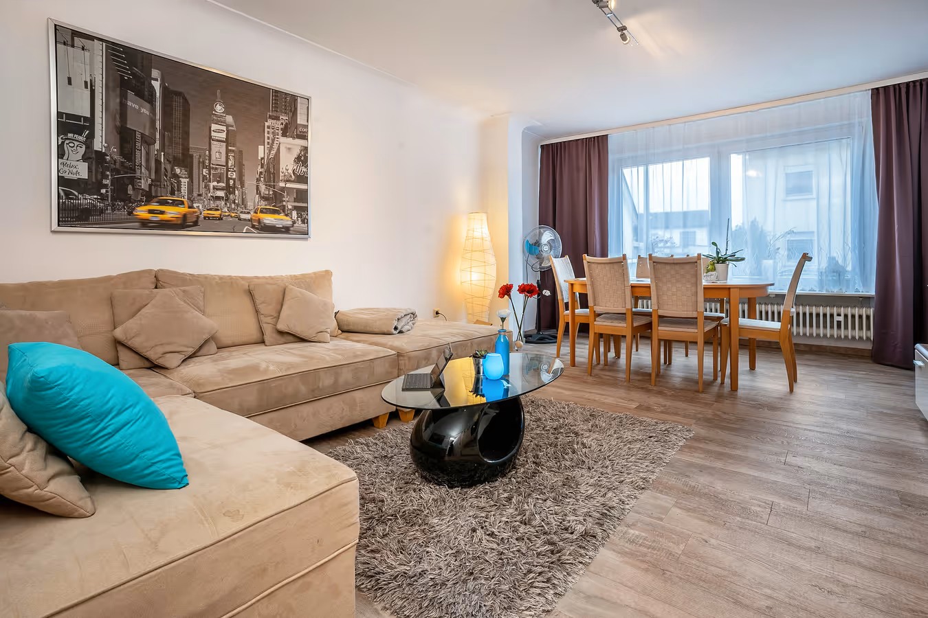 ferienwohnung grosser wohnraum mit essbereich und stehlampe