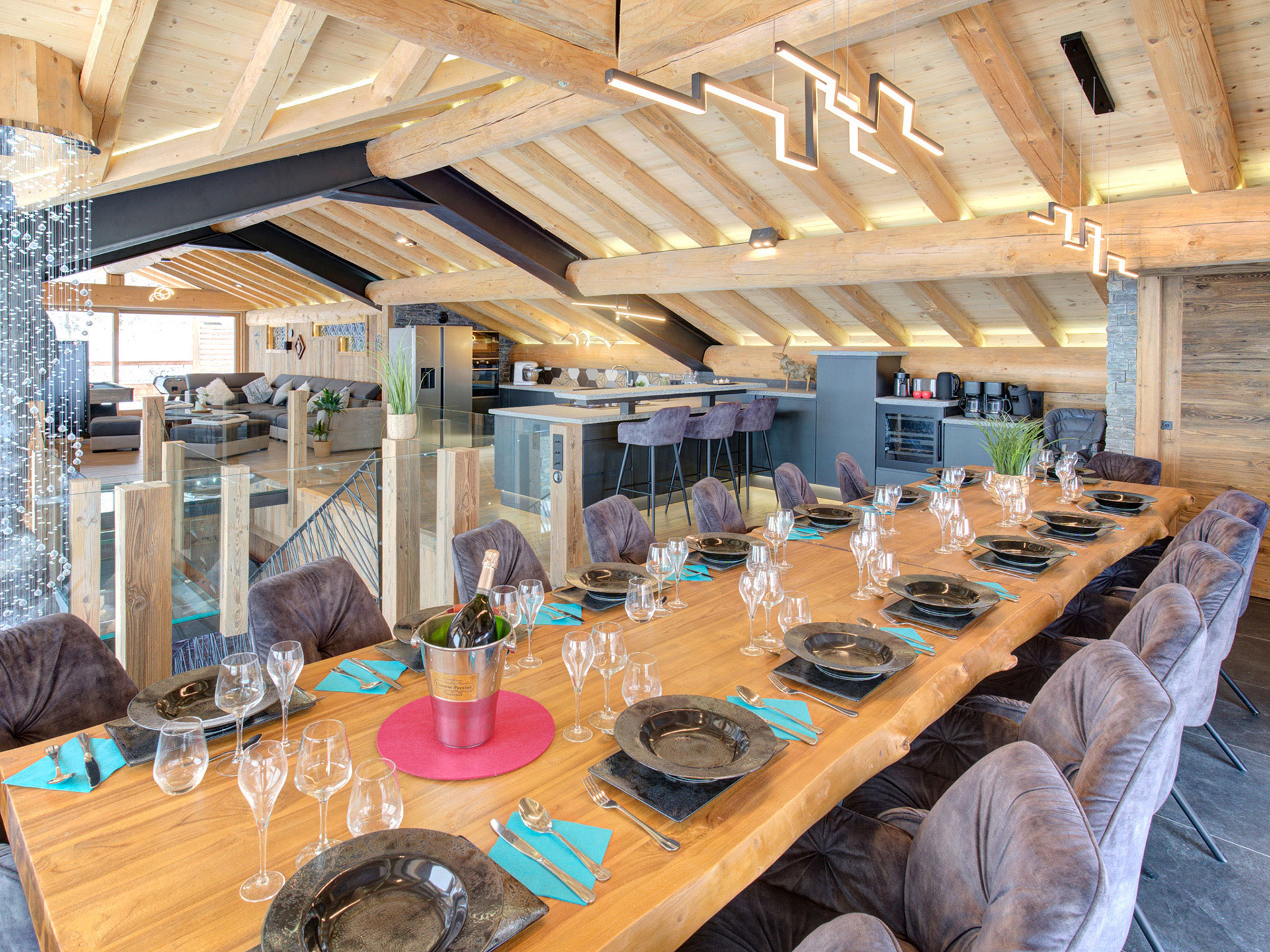 Gedeckter Essbereich - Immobilienfoto im Chalet mit großem Holztisch
