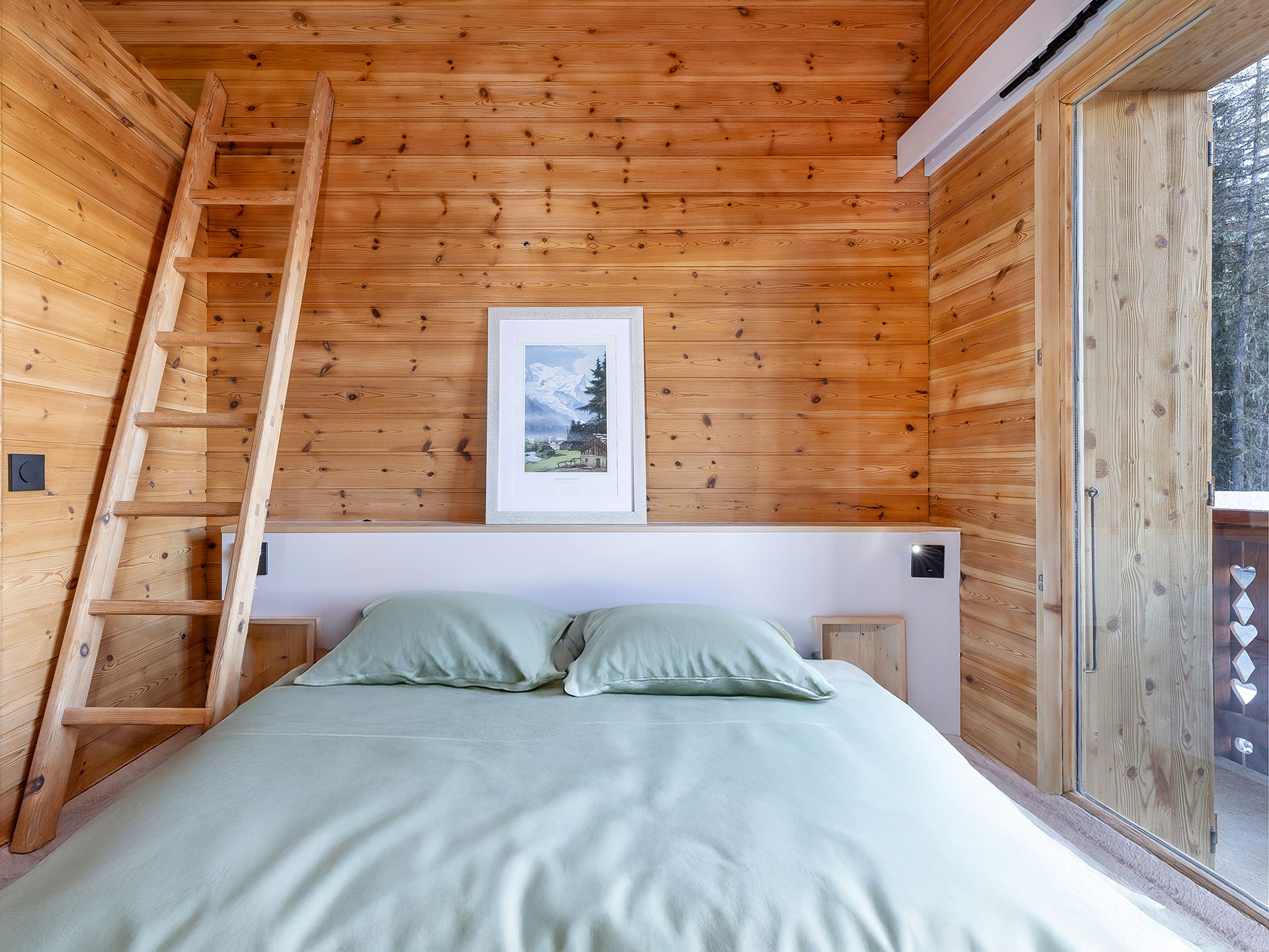 Gemütliches Chalet-Schlafzimmer, salbeifarbene Wäsche - nachher