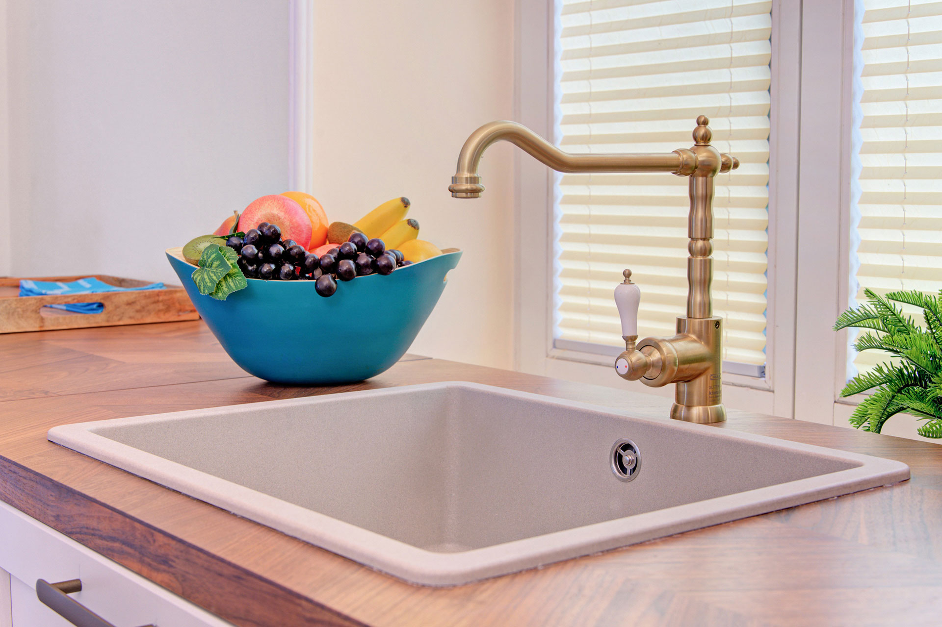 obstkorb an altem wasserhahn in ferienvilla